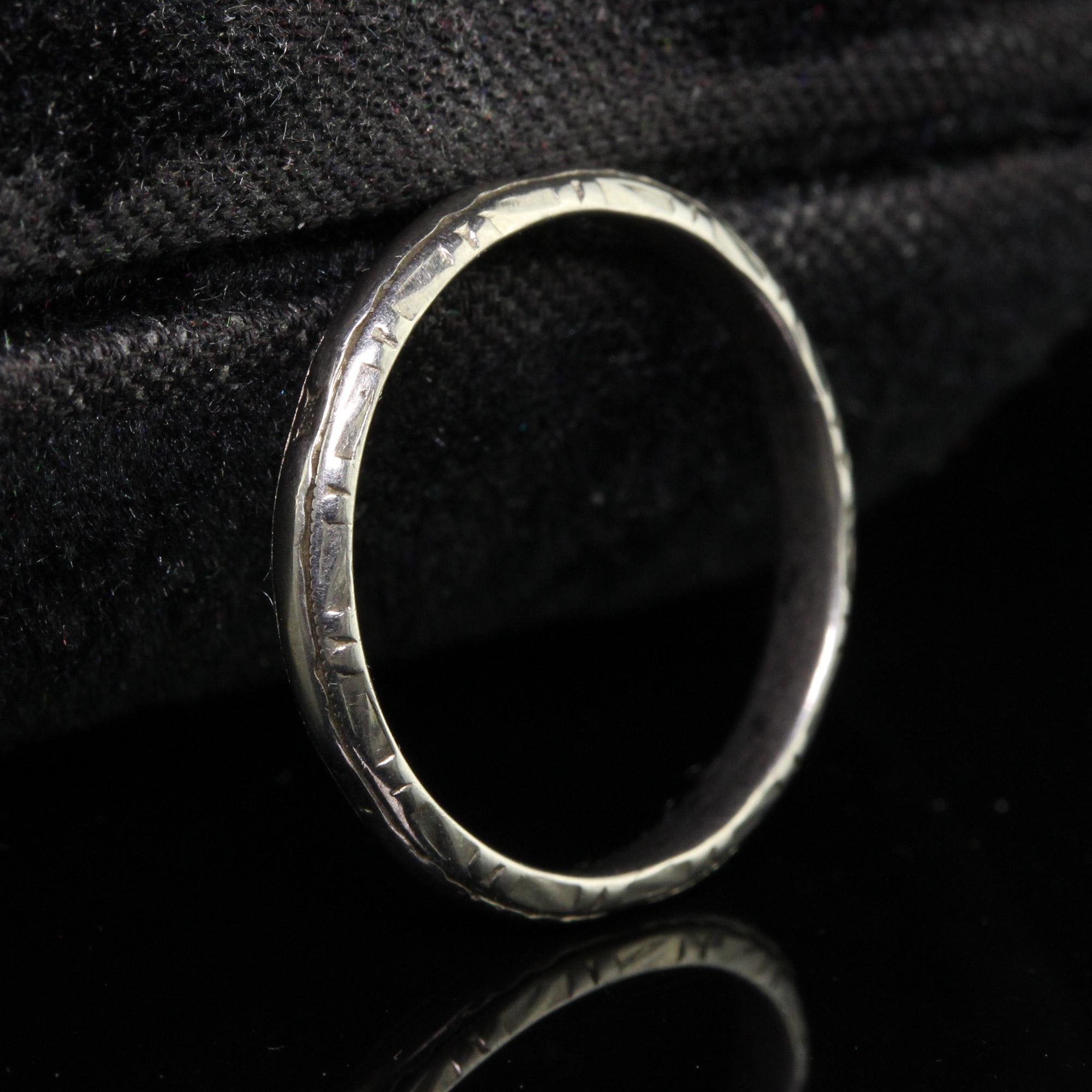 Antique Art Deco 18K White Gold Classic Engraved Wedding Band - Size 6 In Good Condition For Sale In Great Neck, NY