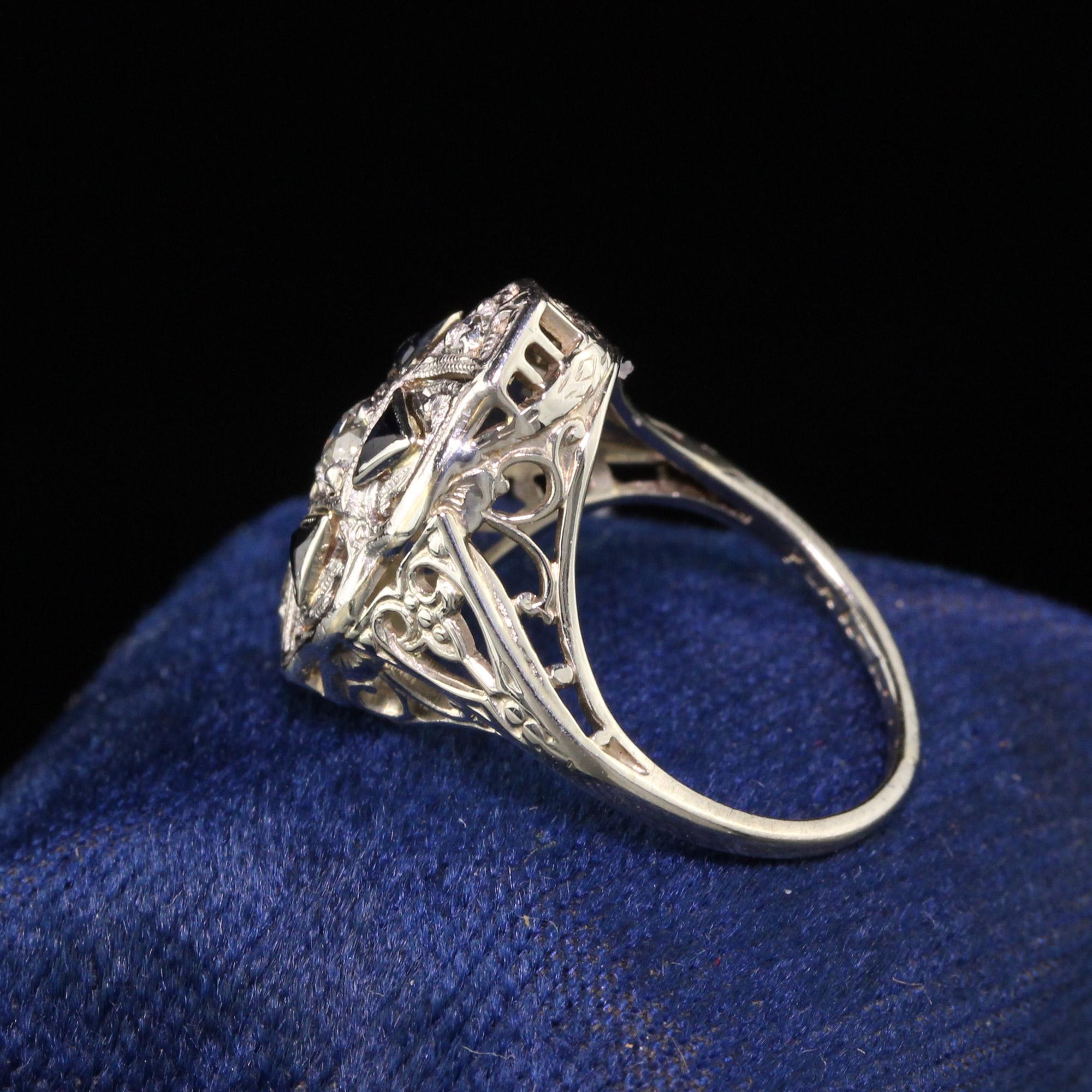 Wunderschöner antiker Art Deco 18K Weißgold Diamant und Saphir Schild Ring. Dieser schöne Art Deco Schild Ring zeigt erstaunliche alte europäische Diamanten und Saphire auf einem filigranen Weißgold Art Deco Ring. 

Artikel #R0622

Metall: 18K