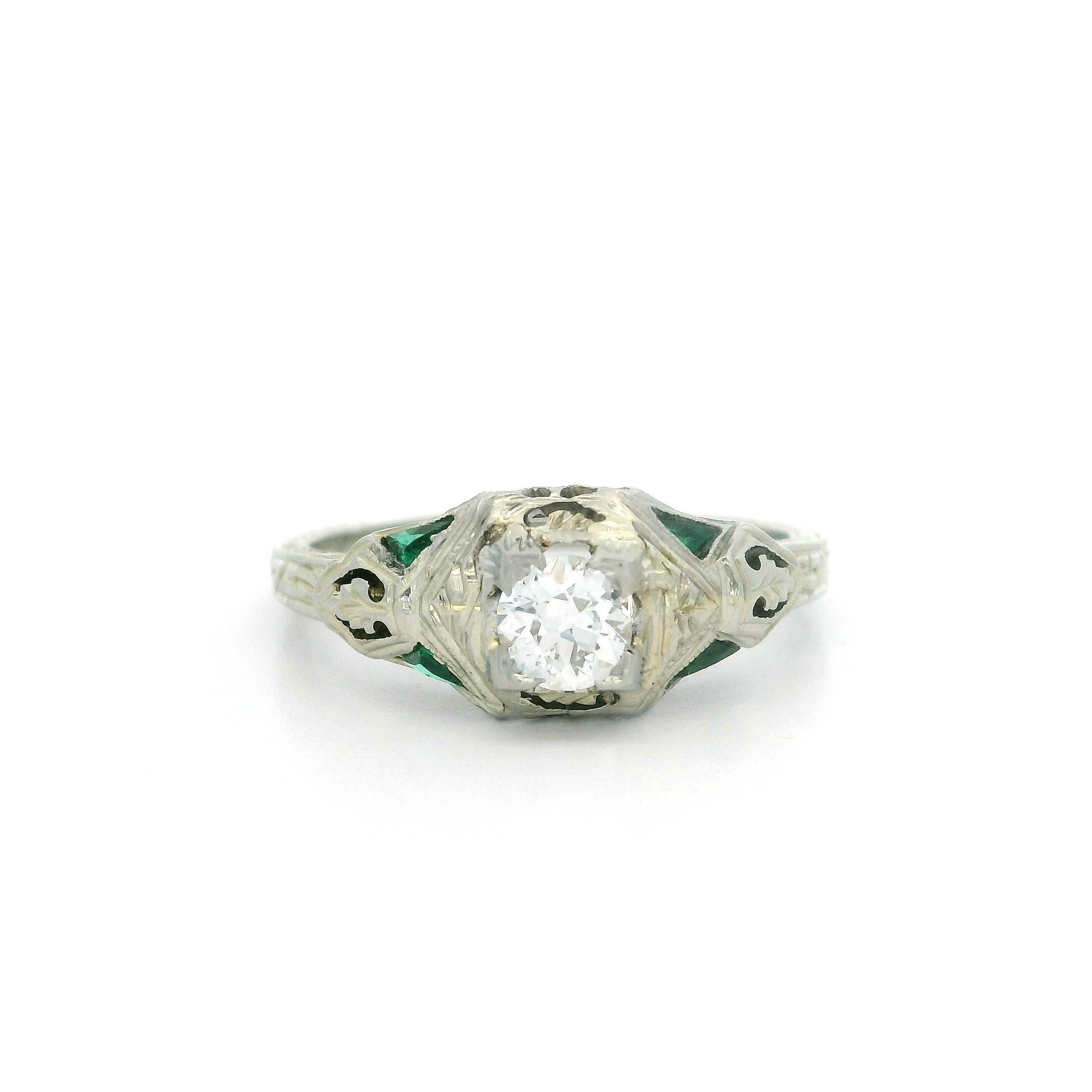 Antiker filigraner durchbrochener Art-Déco-Ring aus 18 Karat Weißgold mit Diamanten und Smaragden