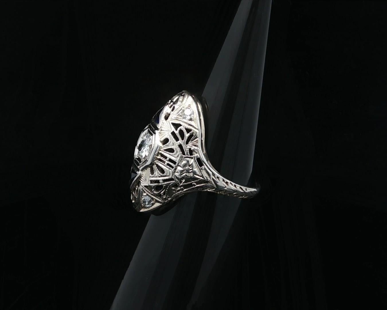 Anello da cena floreale in filigrana di diamanti in oro bianco 18k Art Deco In condizioni ottime in vendita a Montclair, NJ