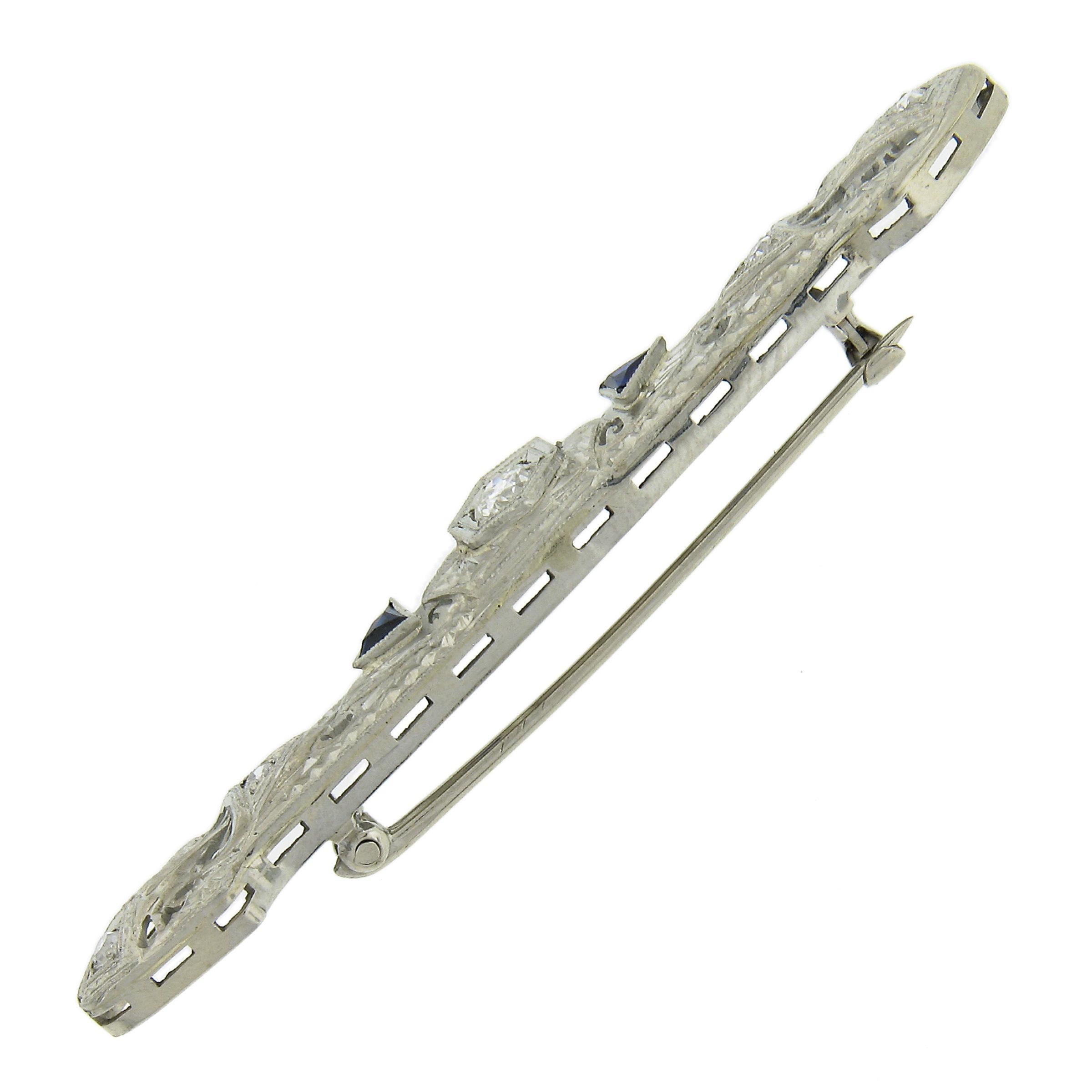 Femenino o masculino Antiguo broche Art Decó de oro blanco de 18 quilates con diamantes y zafiros con barra de filigrana abierta en venta