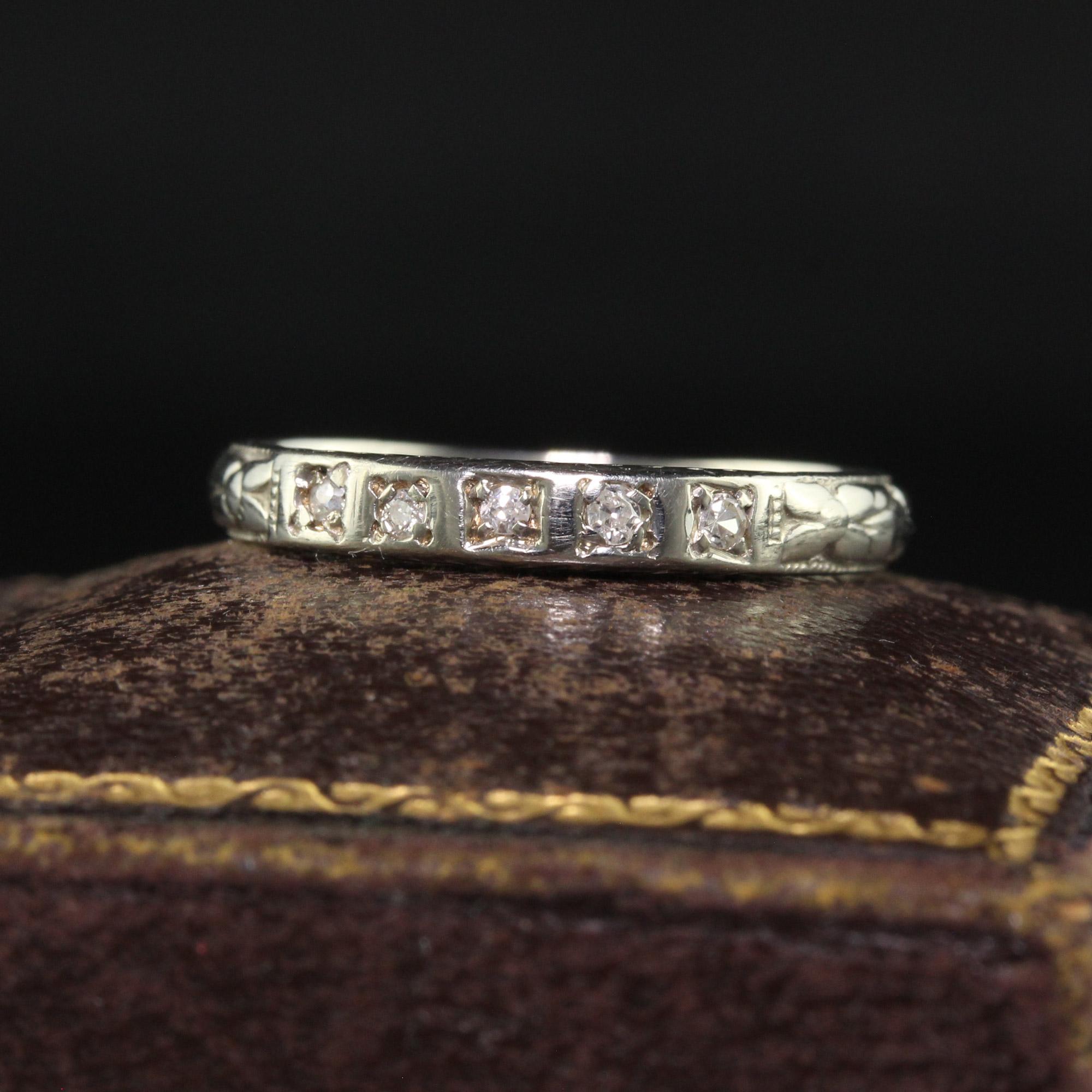 Magnifique alliance art déco antique en or blanc 18 carats gravée de diamants - Taille 5 3/4. Cette magnifique alliance art déco est réalisée en or blanc 18 carats. Cette bague présente cinq diamants de taille unique sur le dessus d'un anneau