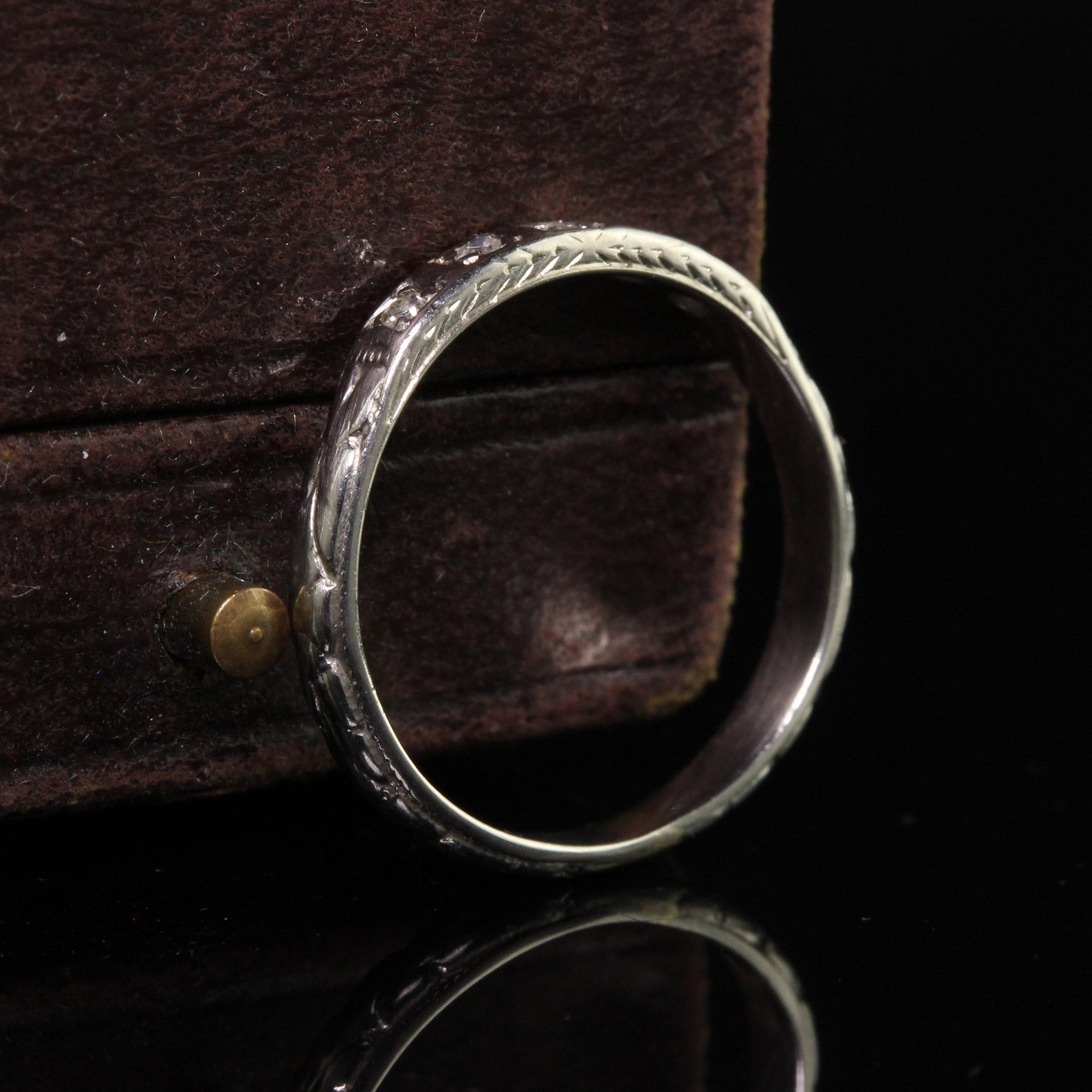 Taille simple Alliance Art déco ancienne en or blanc 18 carats gravé de diamants - Taille 5 3/4 en vente