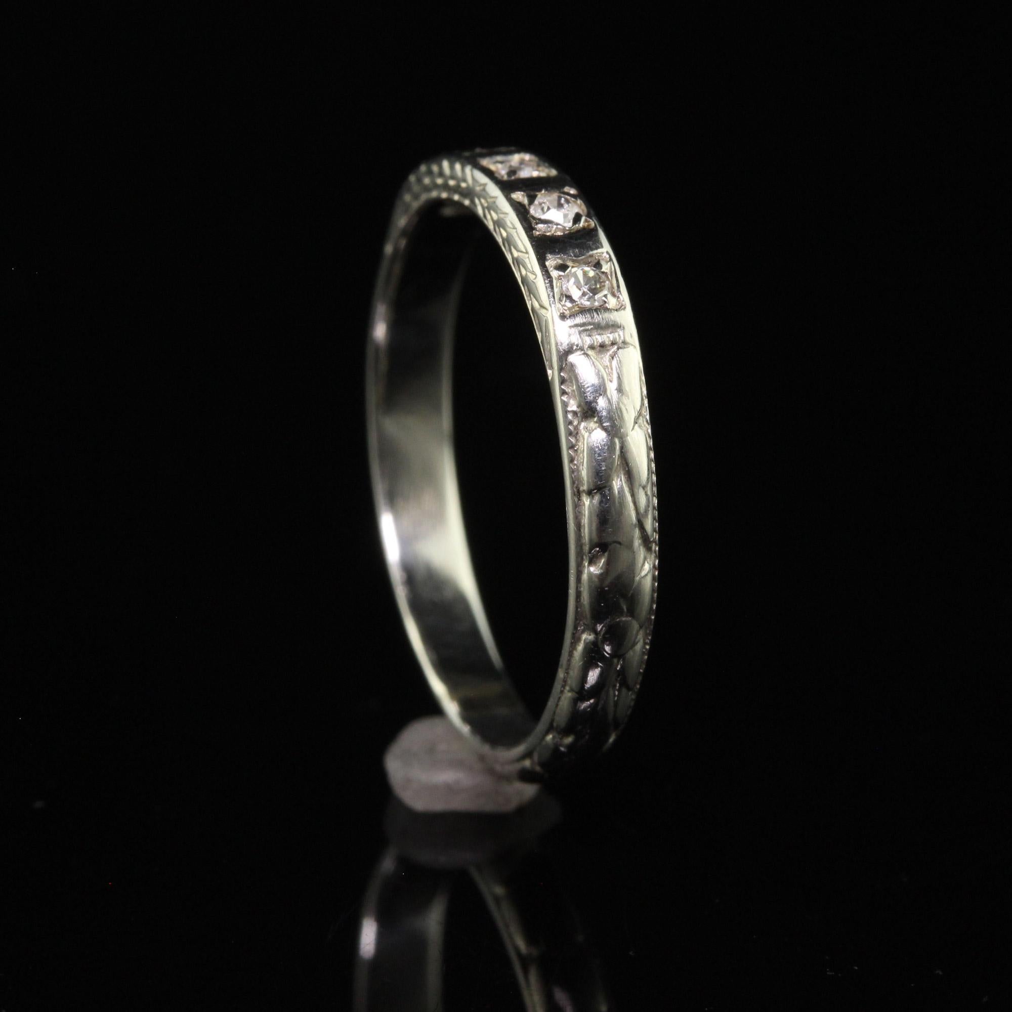 Alliance Art déco ancienne en or blanc 18 carats gravé de diamants - Taille 5 3/4 en vente 3