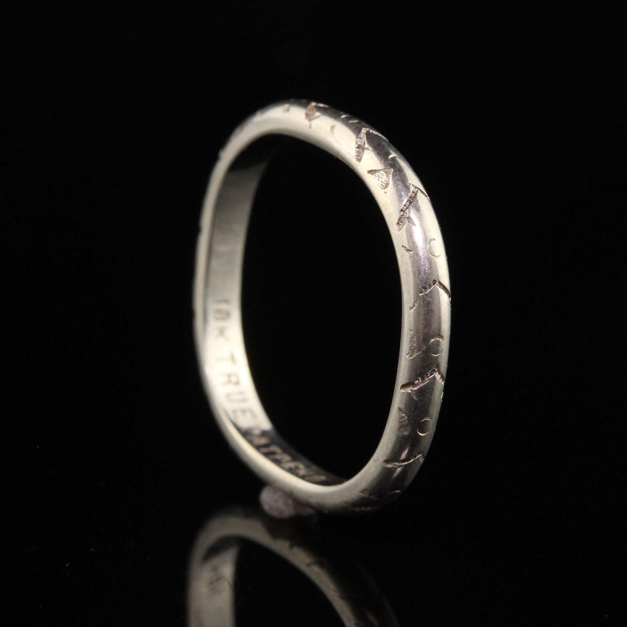 Antique Art Deco 18K White Gold Engraved Squared Wedding Band For Sale 2
