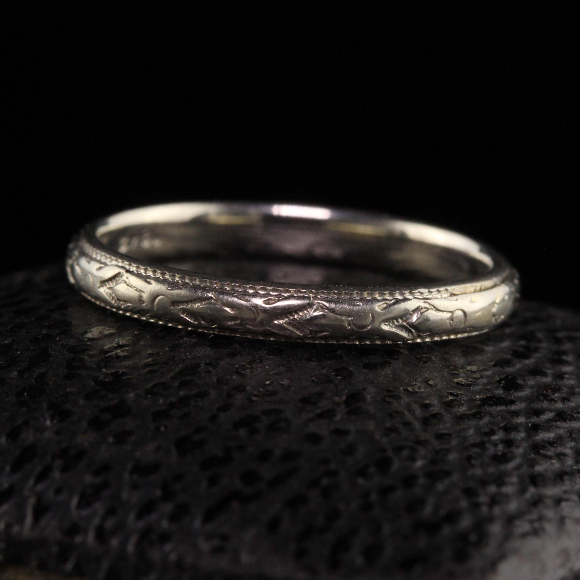 Schöne antike Art Deco 18K Weißgold graviert Hochzeit Band - Größe 5. Diese schöne Hochzeit Band ist in 18k Weißgold gefertigt. Der Ring ist schön um den gesamten Ring graviert und ist in einem sehr guten Zustand.

Artikel #R1472

Metall: 18K