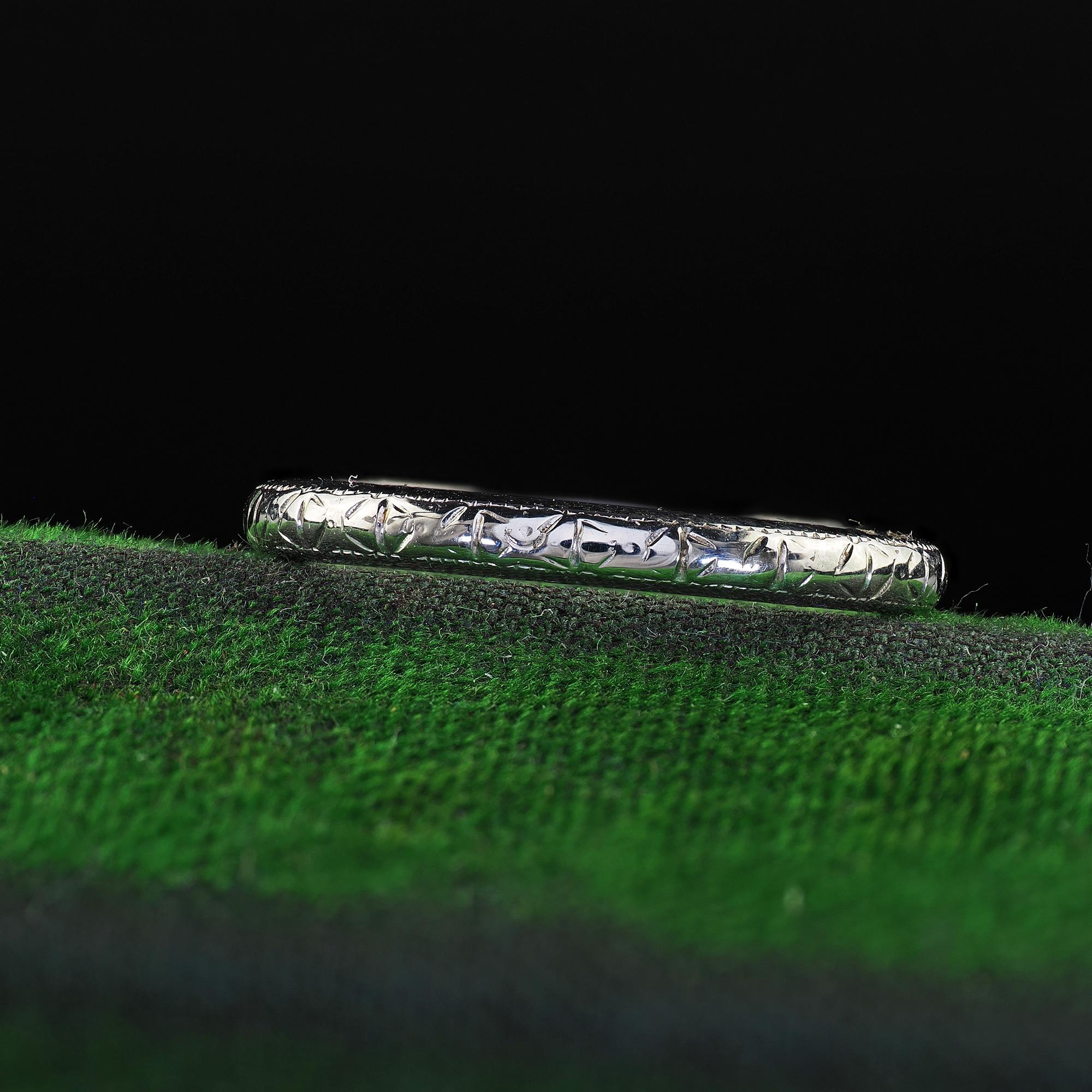 Magnifique alliance ancienne Art Deco en or blanc 18 carats gravée - Taille 6 1/2. Cette magnifique alliance Art Déco gravée est réalisée en or blanc 18 carats. La bague comporte des gravures sur l'extérieur de l'anneau qui font tout le tour de