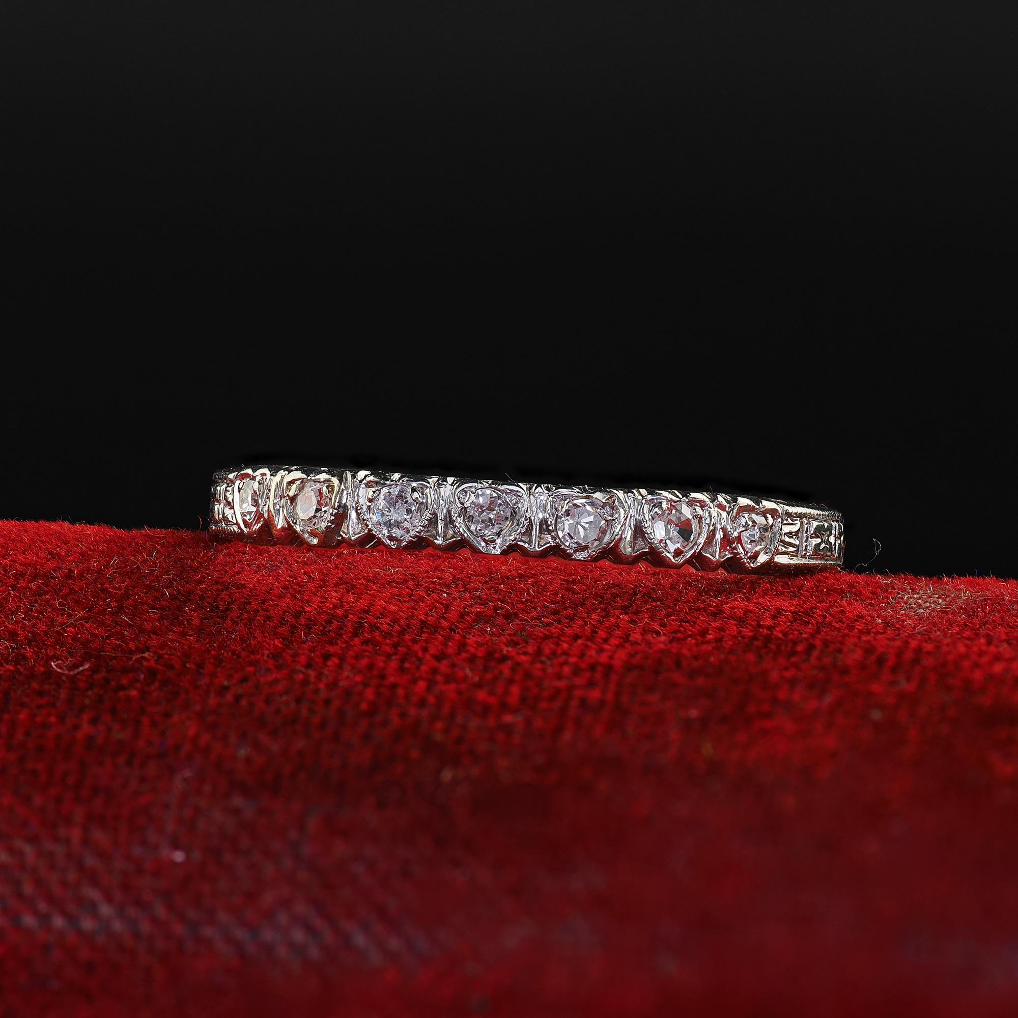 Schöne antike Art Deco 18K Weißgold Herz Motiv Single Cut Diamond Wedding Band Ring. Dieser schöne antike Art Deco Ehering mit Herzmotiv ist aus 18 Karat Weißgold gefertigt. Der Ring ist mit einzelnen geschliffenen Diamanten besetzt, die auf der