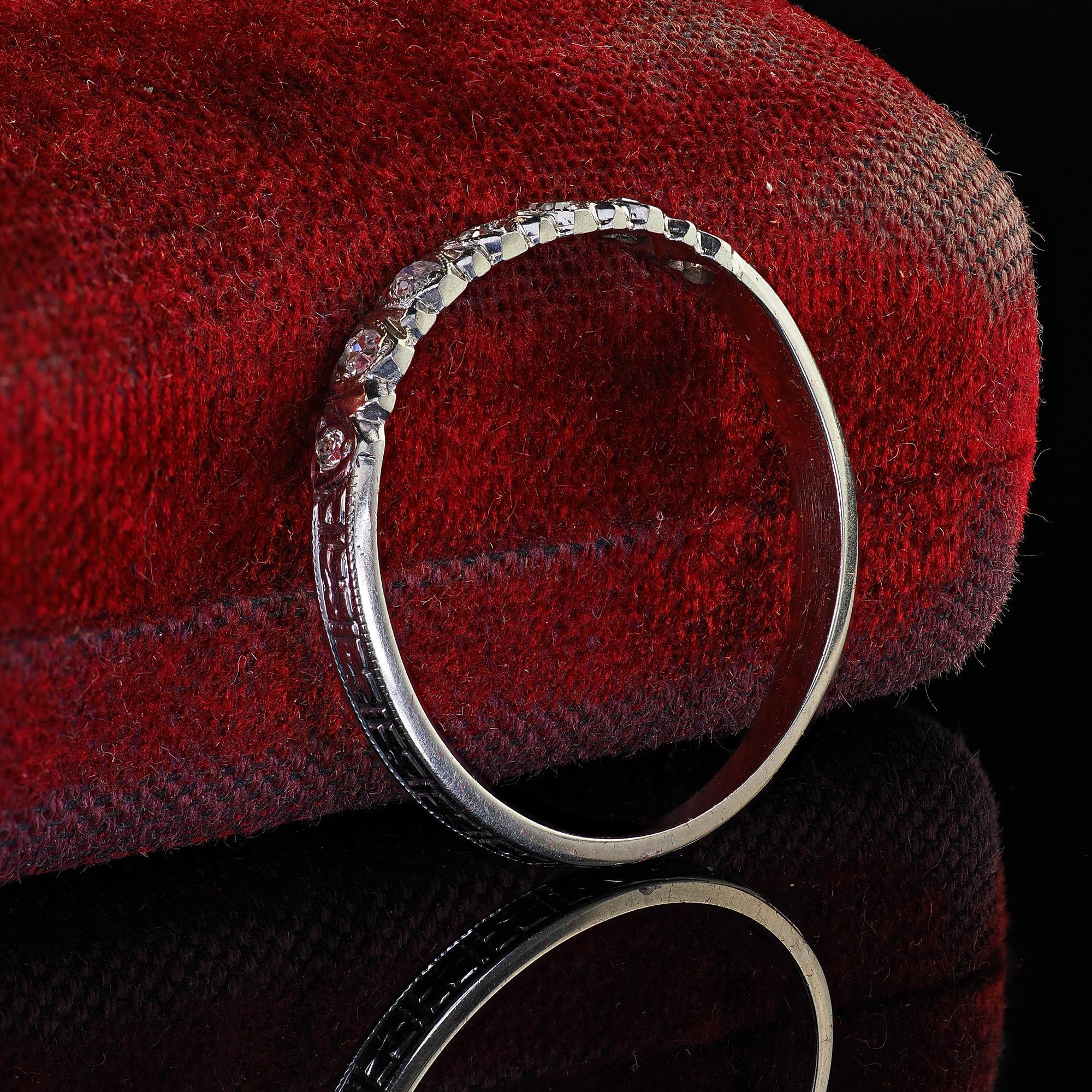 Antiker Art Deco 18K Weißgold Ehering mit Herzmotiv im Einzelschliff Diamant (Art déco) im Angebot