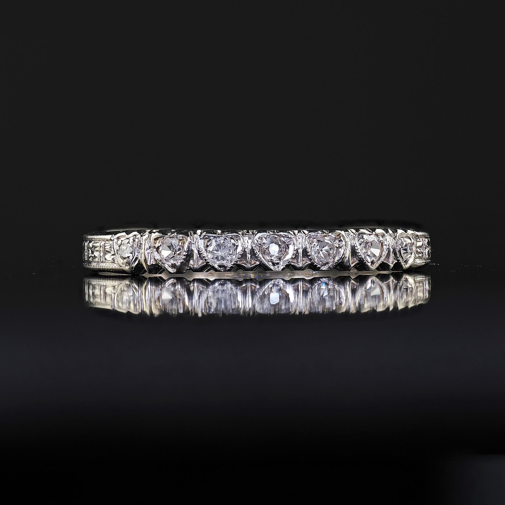 Antiker Art Deco 18K Weißgold Ehering mit Herzmotiv im Einzelschliff Diamant im Angebot 1