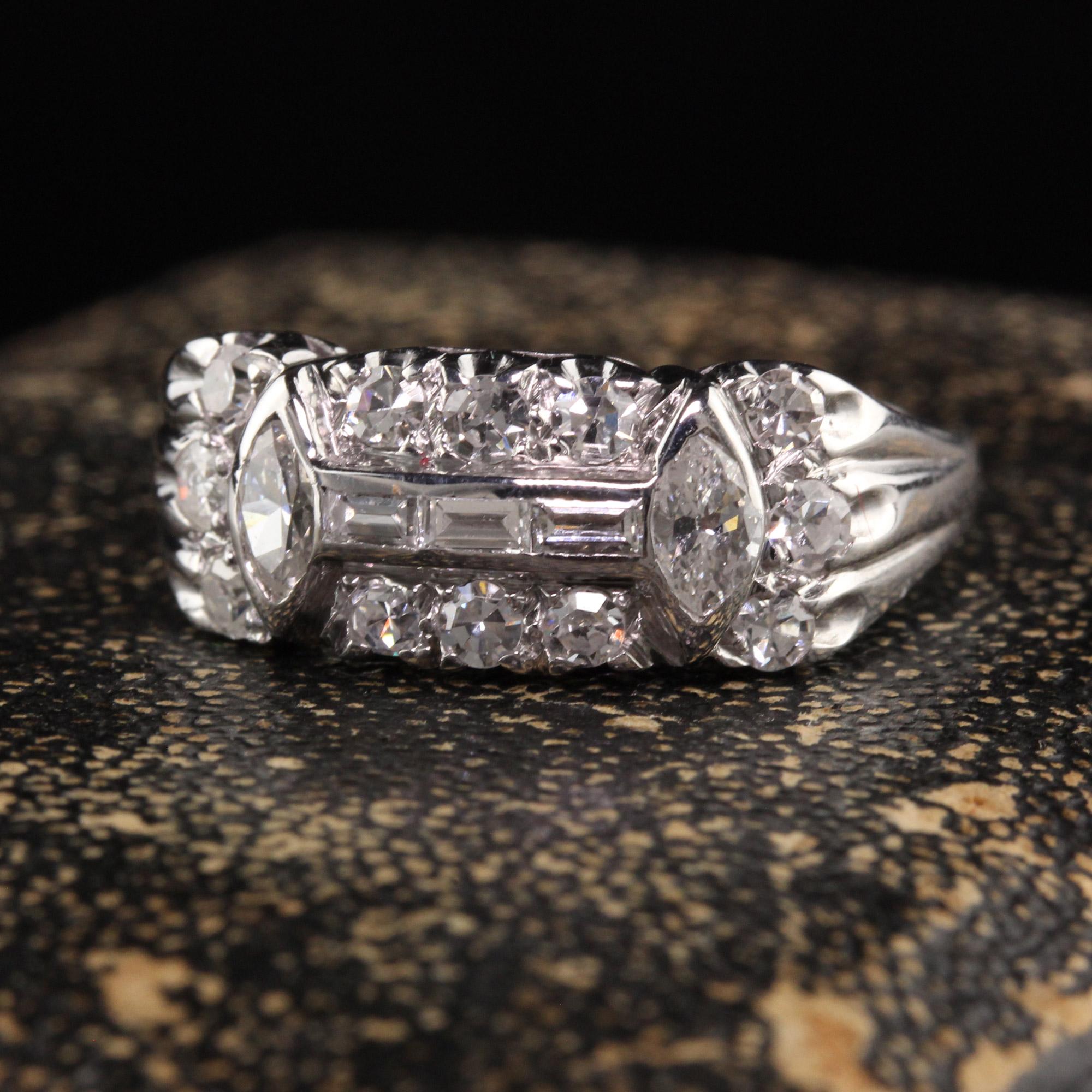 Magnifique alliance ancienne Art déco en or blanc 18 carats avec diamants marquise et baguette. Cette magnifique bague est fabriquée en or blanc 18 carats. L'anneau est composé de diamants de taille marquise, de diamants à taille unique et de