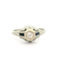 Anello antico Art Deco in oro bianco 18 carati con diamanti e zaffiri a grano con lavorazione a grana grossa