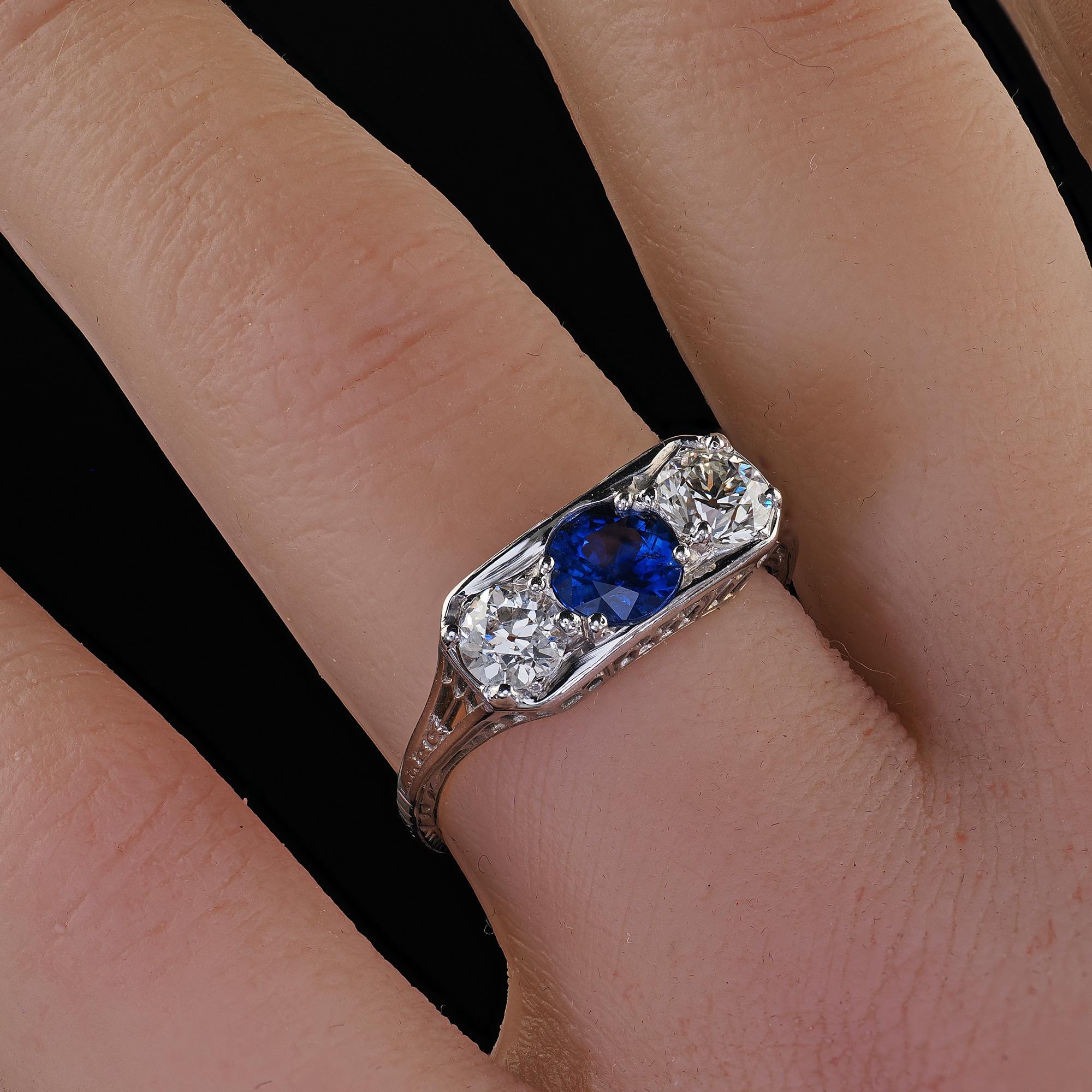 Antiguo Anillo Art Decó de Oro Blanco de 18 K Antiguo Anillo de Tres Piedras con Zafiro y Diamantes - GIA en venta 5