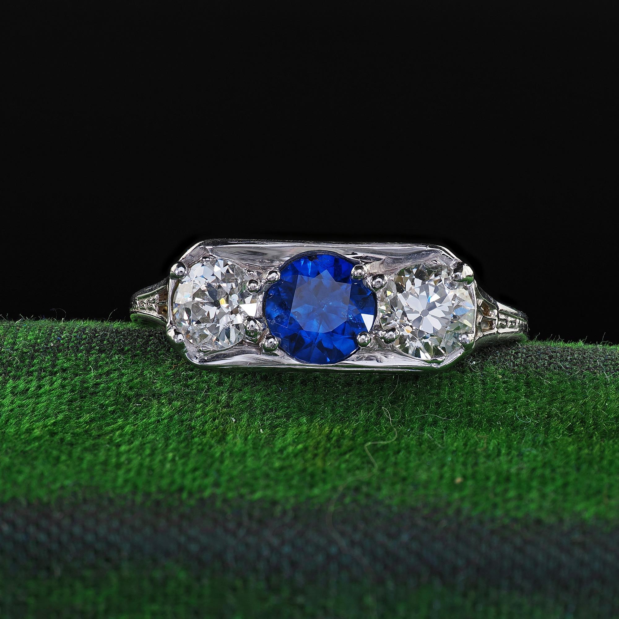 Precioso Anillo Antiguo Art Decó de Oro Blanco de 18 K con Tres Piedras de Zafiro y Diamantes - GIA. Este increíble anillo Art Déco de tres piedras, diamantes y zafiros, está elaborado en oro blanco de 18 quilates. El anillo tiene un zafiro natural