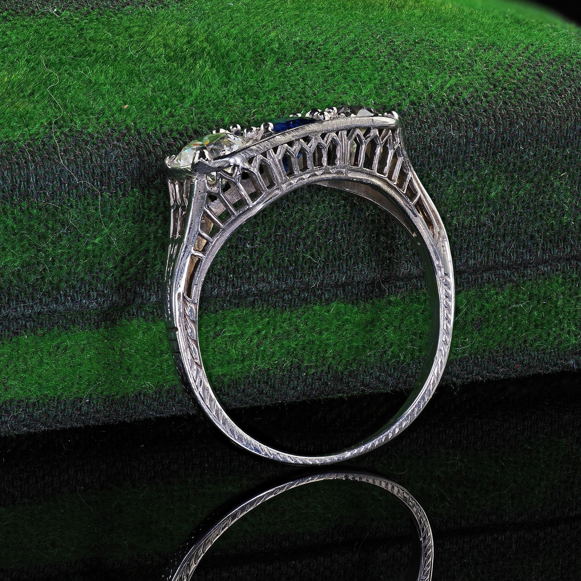 Antiguo Anillo Art Decó de Oro Blanco de 18 K Antiguo Anillo de Tres Piedras con Zafiro y Diamantes - GIA Corte europeo antiguo en venta