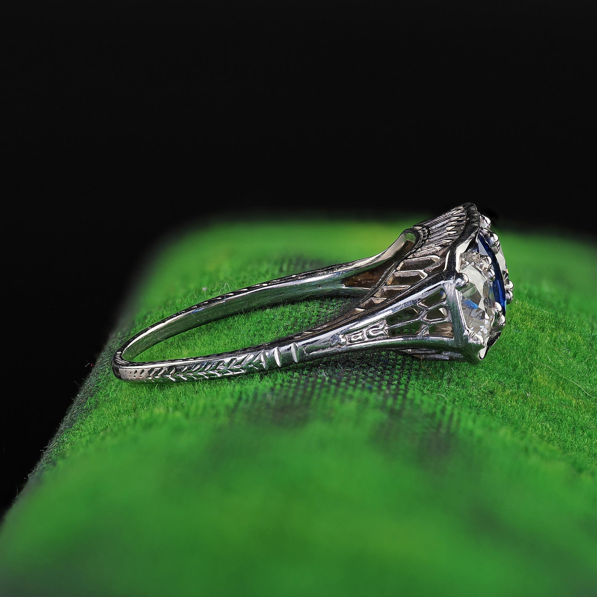 Antiguo Anillo Art Decó de Oro Blanco de 18 K Antiguo Anillo de Tres Piedras con Zafiro y Diamantes - GIA en Bueno estado para la venta en Great Neck, NY