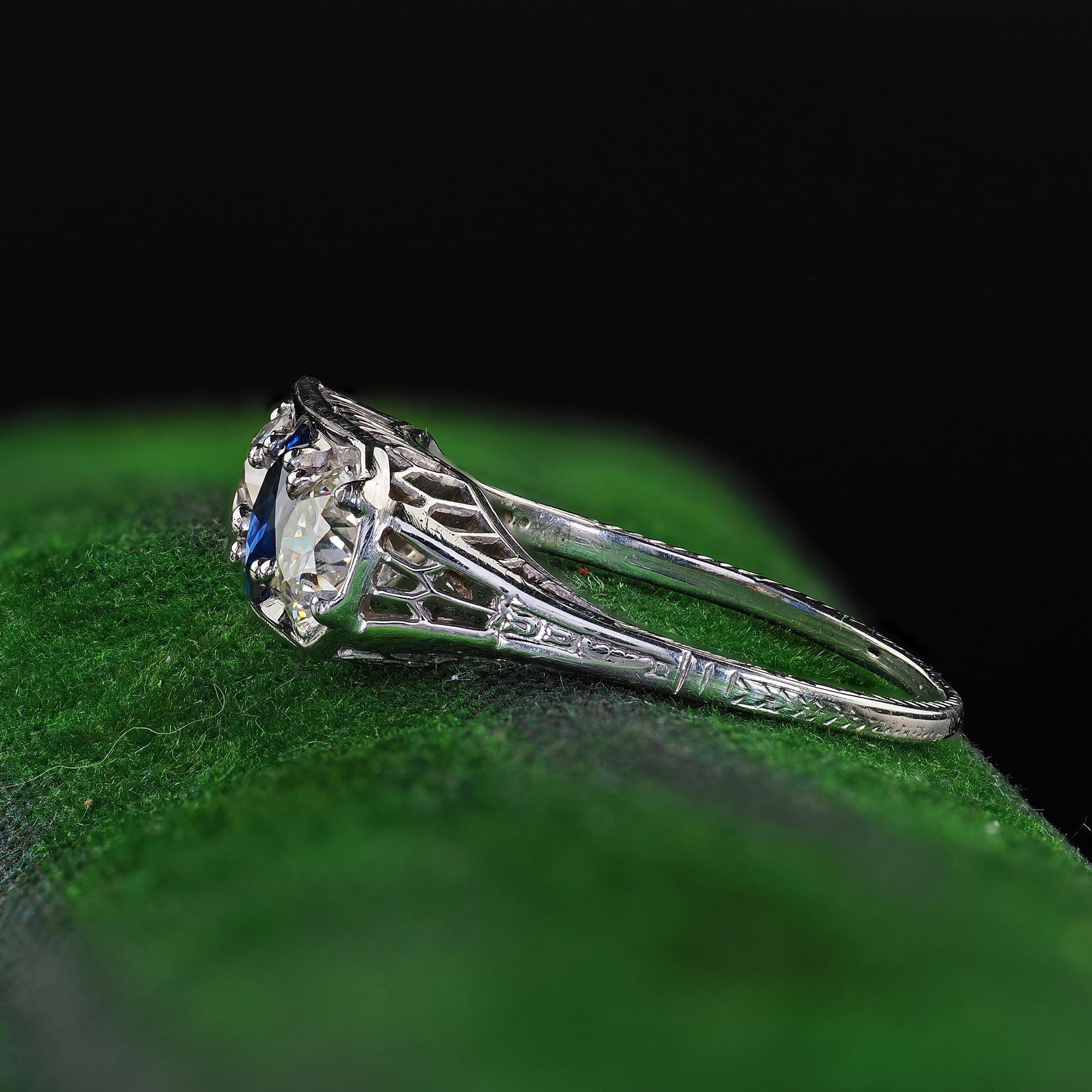 De las mujeres Antiguo Anillo Art Decó de Oro Blanco de 18 K Antiguo Anillo de Tres Piedras con Zafiro y Diamantes - GIA en venta