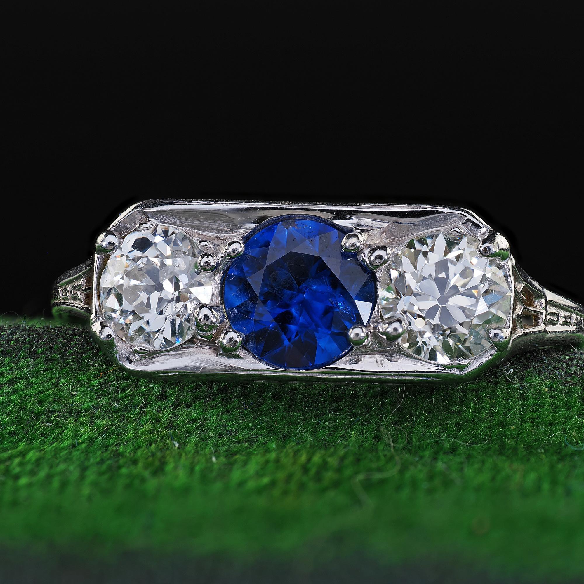 Antiguo Anillo Art Decó de Oro Blanco de 18 K Antiguo Anillo de Tres Piedras con Zafiro y Diamantes - GIA en venta 1
