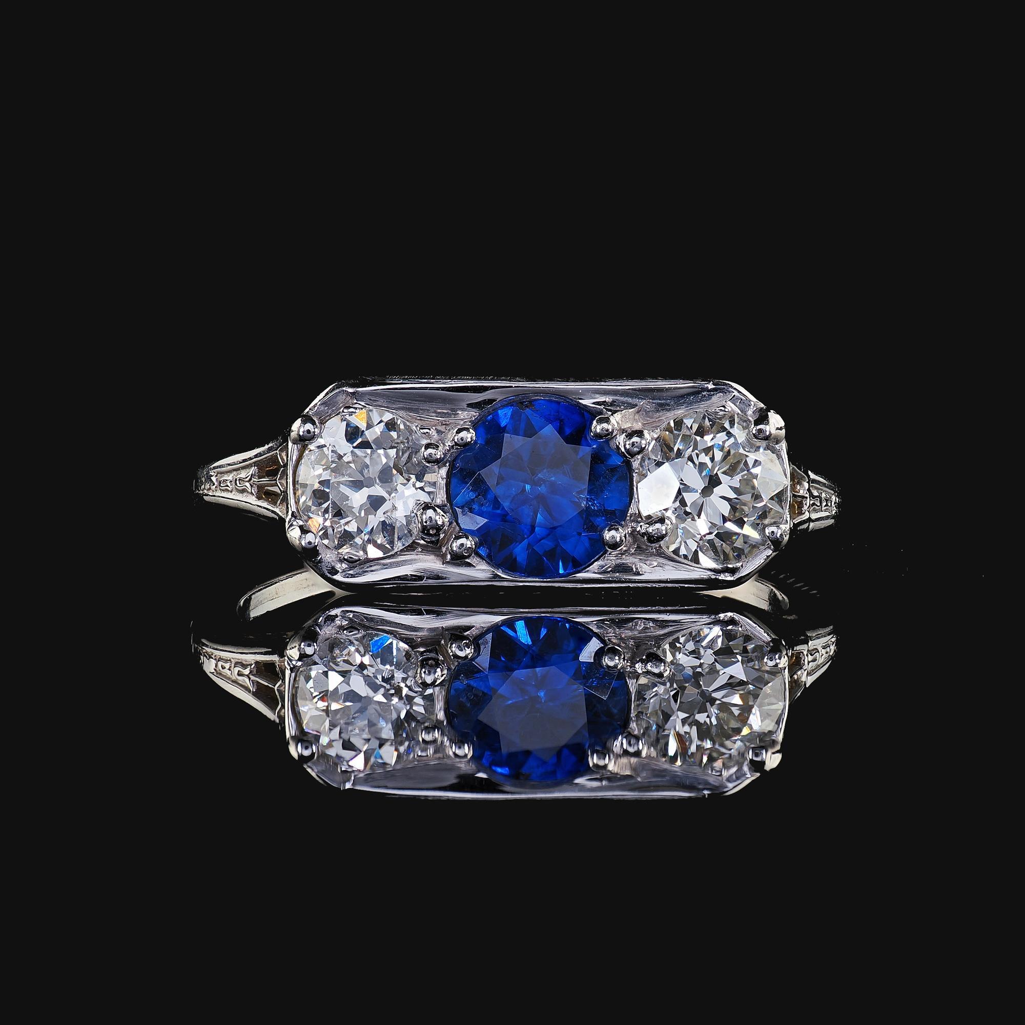 Antiguo Anillo Art Decó de Oro Blanco de 18 K Antiguo Anillo de Tres Piedras con Zafiro y Diamantes - GIA en venta 2