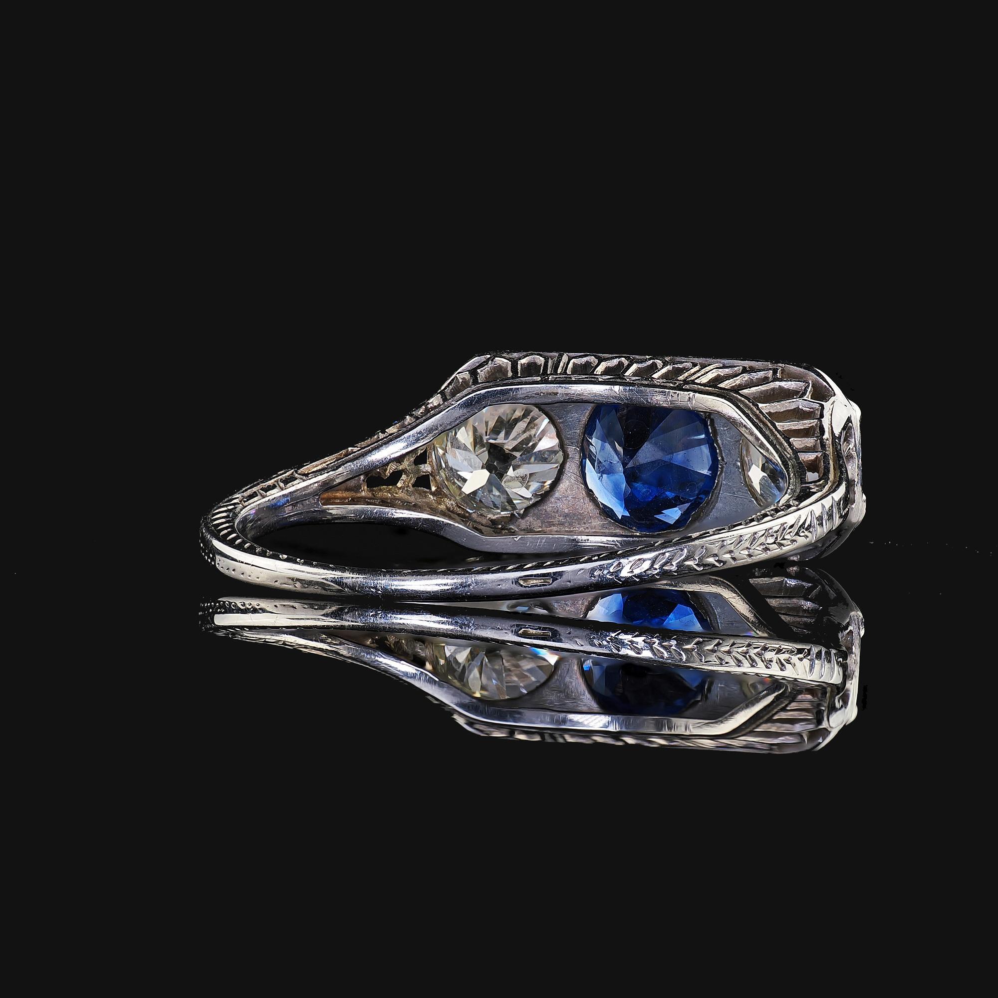 Antiguo Anillo Art Decó de Oro Blanco de 18 K Antiguo Anillo de Tres Piedras con Zafiro y Diamantes - GIA en venta 3