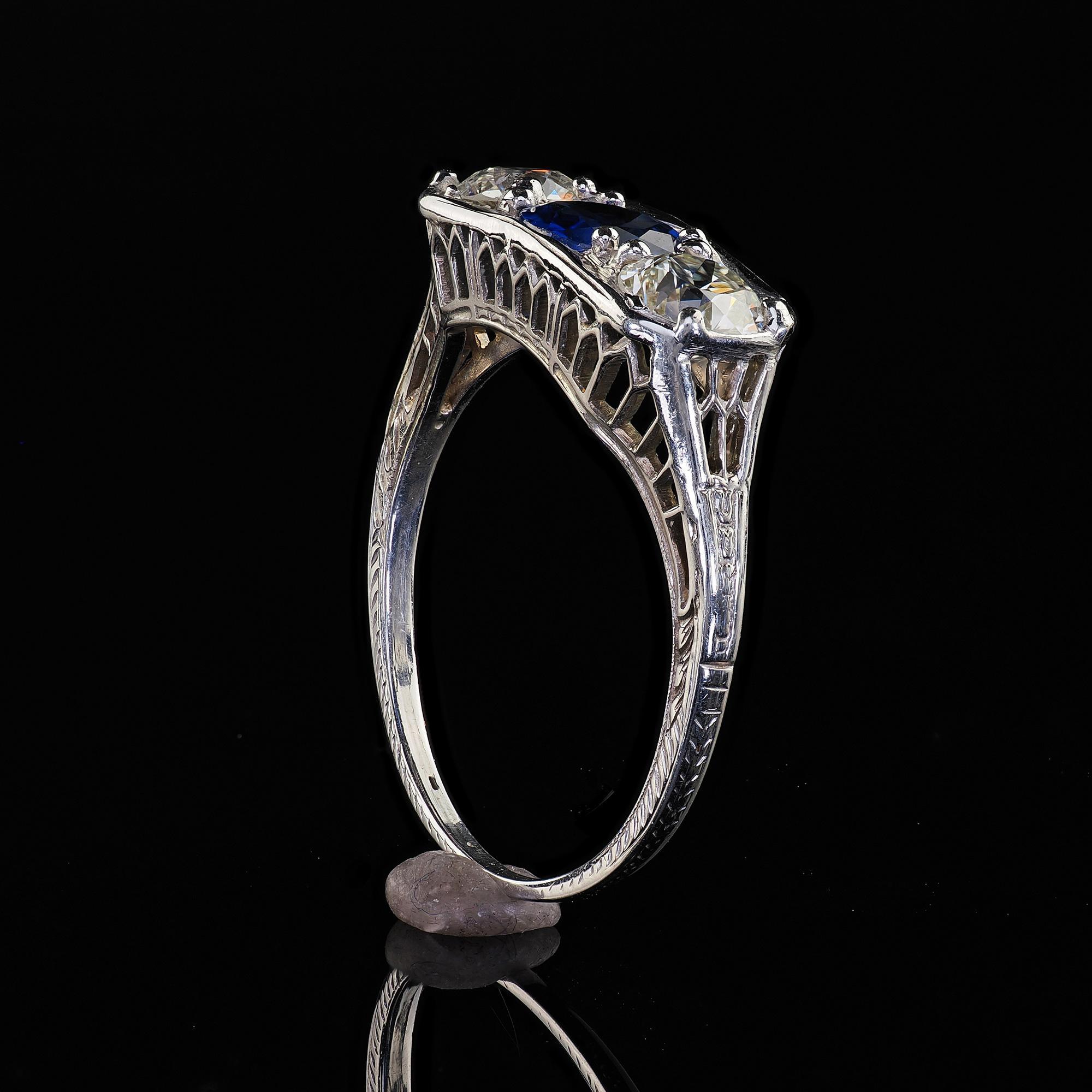 Antiguo Anillo Art Decó de Oro Blanco de 18 K Antiguo Anillo de Tres Piedras con Zafiro y Diamantes - GIA en venta 4