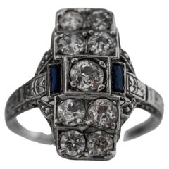 Antiker Art Deco Verlobungsring aus 18 Karat Weißgold mit Diamanten im alteuropäischen Schliff und Saphiren R