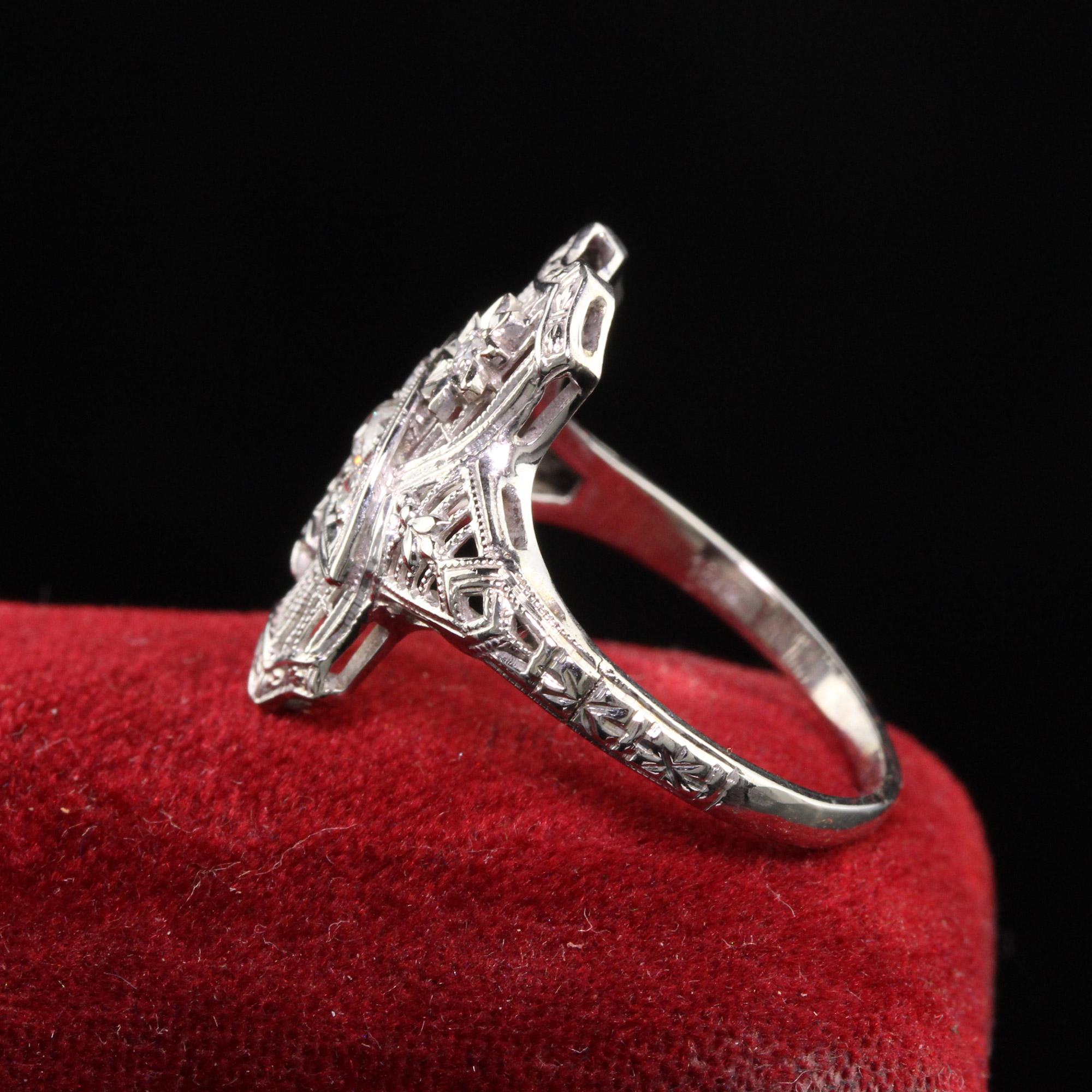 Antiguo Anillo Art Decó de Oro Blanco de 18 K con Filigrana de Diamantes de la Vieja Europa Corte europeo antiguo en venta
