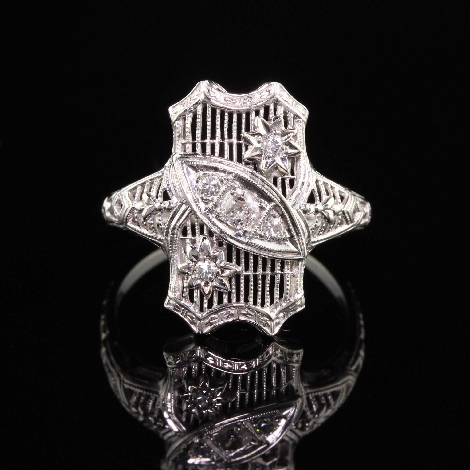 Antiguo Anillo Art Decó de Oro Blanco de 18 K con Filigrana de Diamantes de la Vieja Europa en Bueno estado para la venta en Great Neck, NY