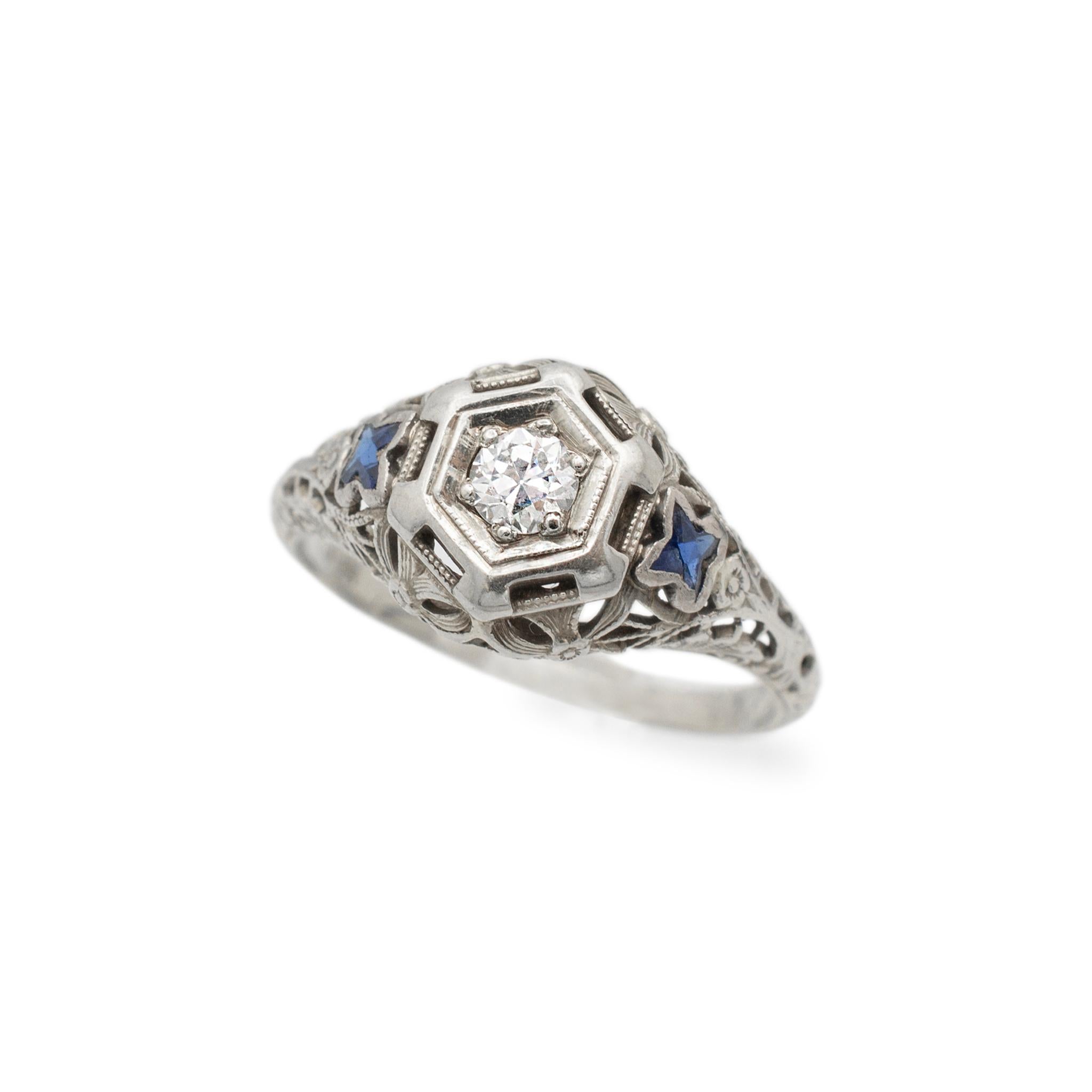 Sexo: Señoras

Tipo de Metal: oro Blanco 18K

Tamaño del anillo: 6.5

Anchura: 9,60 mm Disminución a 1,45 mm

Anchura máxima del vástago: 2.10 mm

Peso: 2.83 gramos

Anillo de compromiso antiguo de zafiro y diamante de oro blanco de 18 quilates para