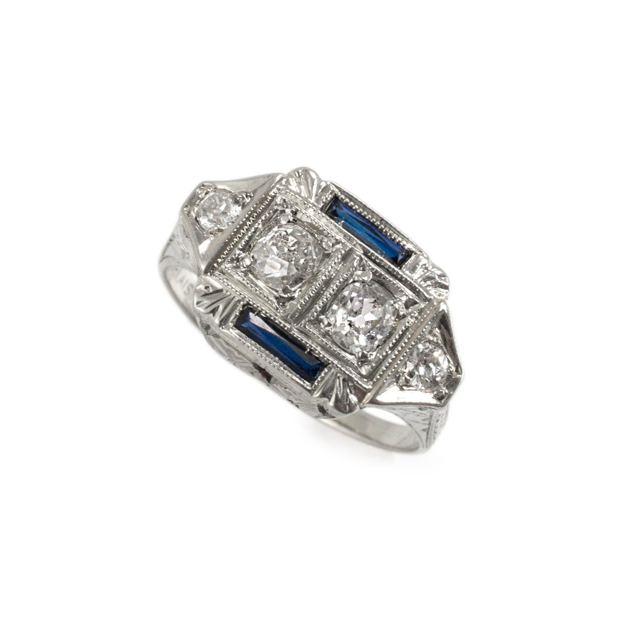 Genre : Mesdames

Type de métal : Or blanc 18K

Taille de l'anneau : 5 

Largeur : 1.75 mm

Poids : 3.12 grammes

Bague art déco (1920-1930) en or blanc 18 carats, diamants et saphirs, pour cocktail, dîner ou robe, avec une tige douce et carrée.