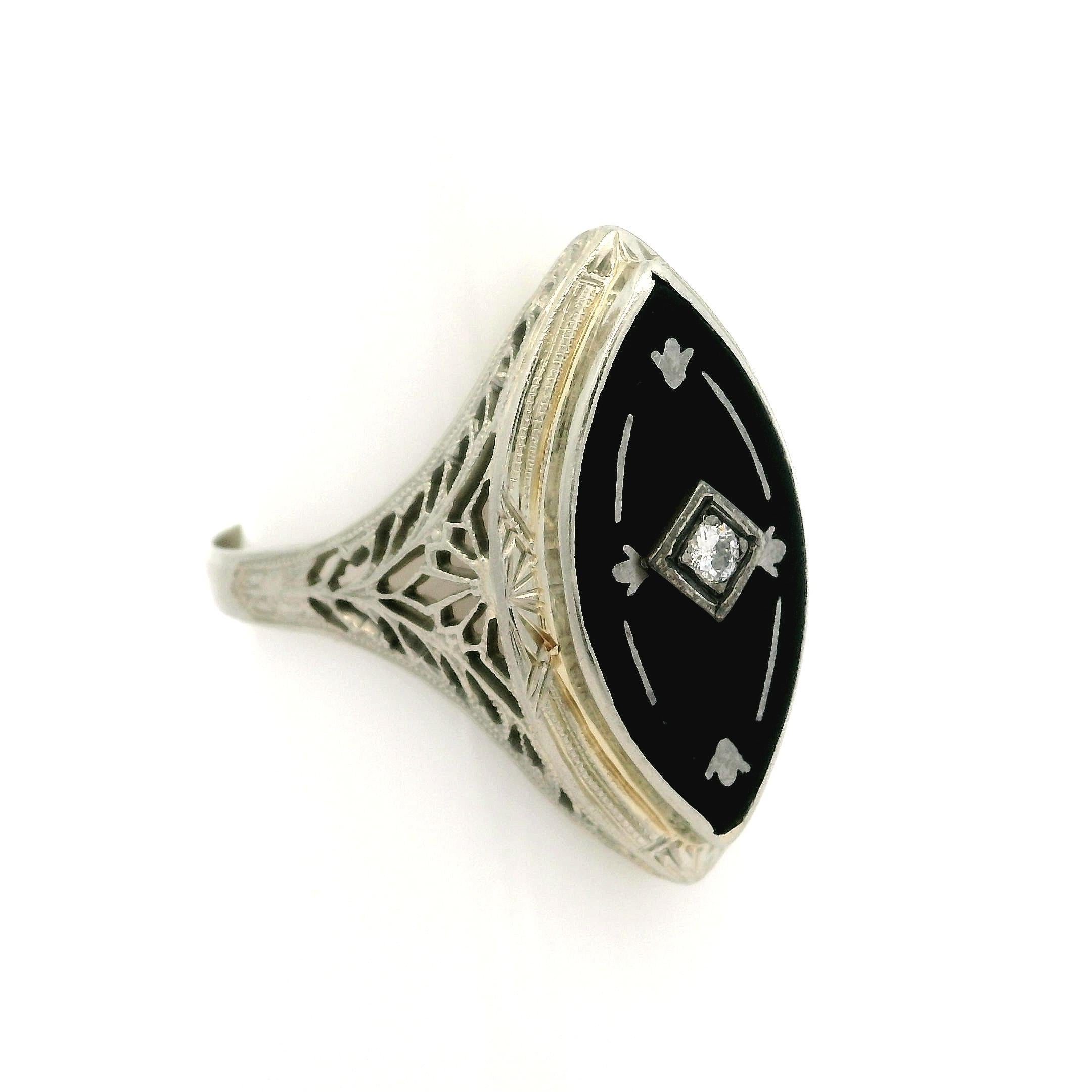 Art Déco Anello da cena in filigrana in oro bianco 18k con onice e diamanti al centro in vendita