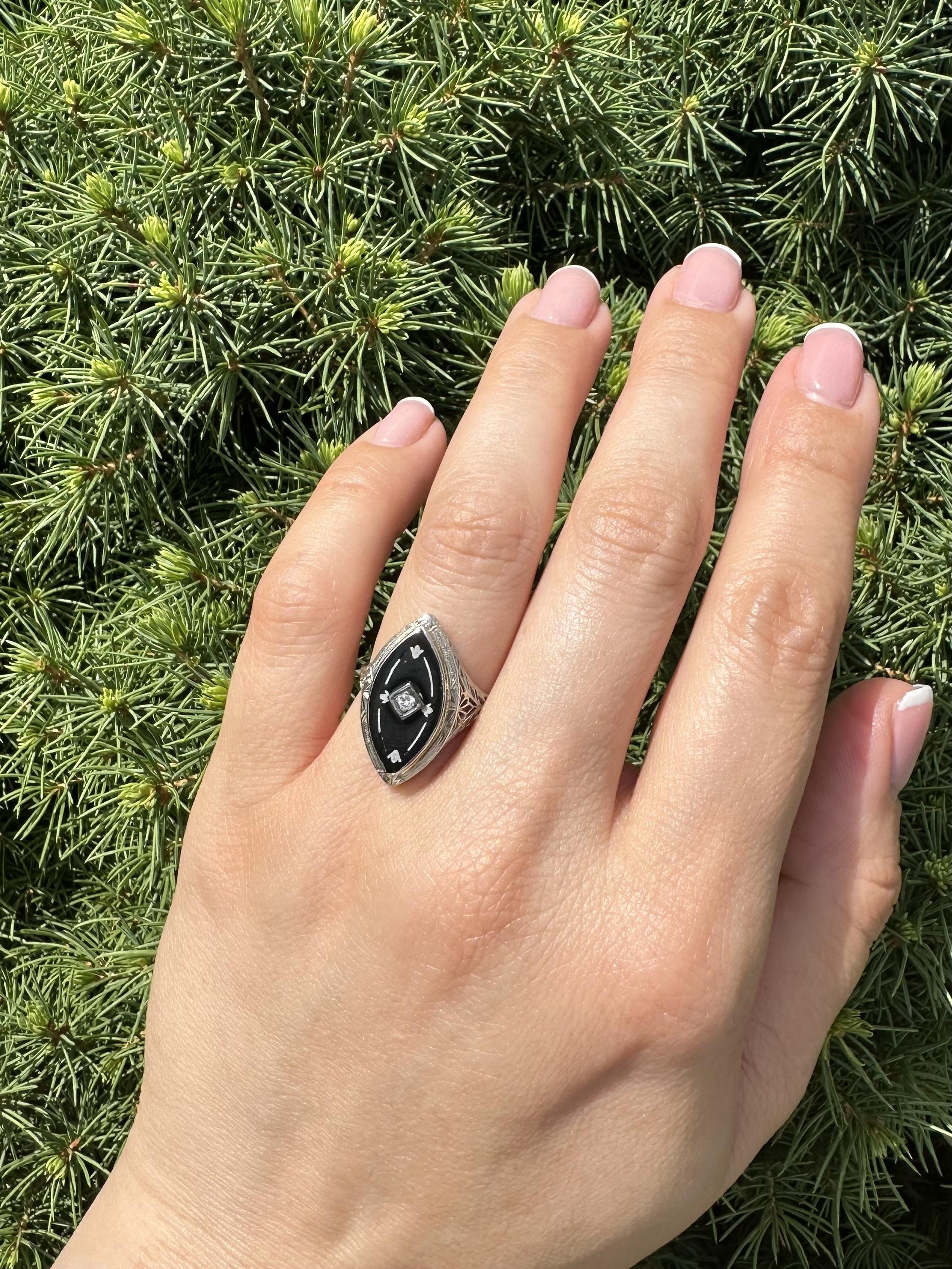 Anello da cena in filigrana in oro bianco 18k con onice e diamanti al centro in vendita 2