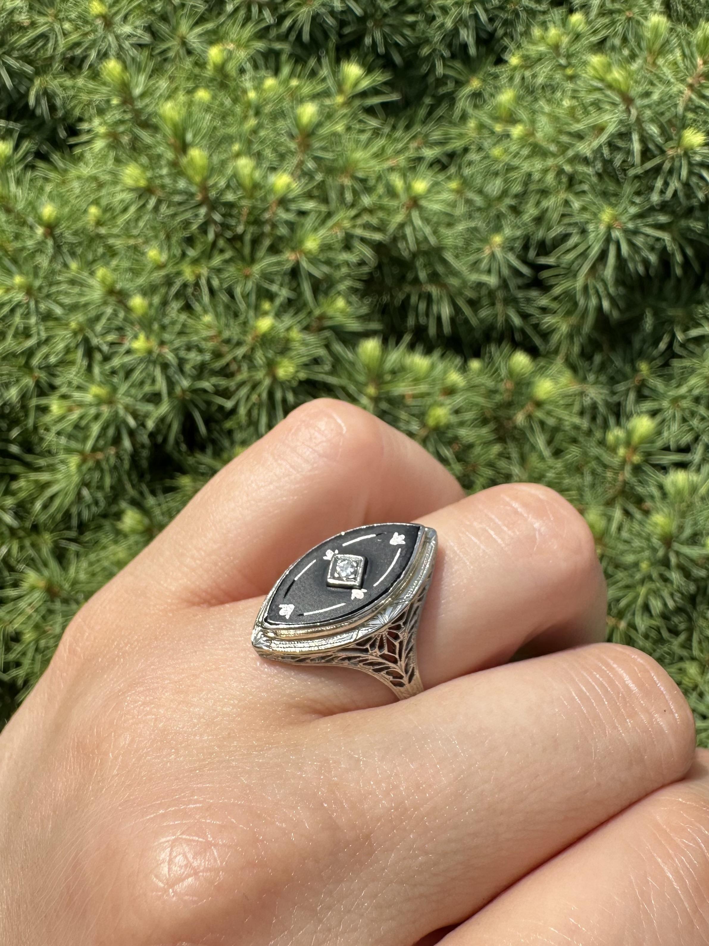 Anello da cena in filigrana in oro bianco 18k con onice e diamanti al centro in vendita 3