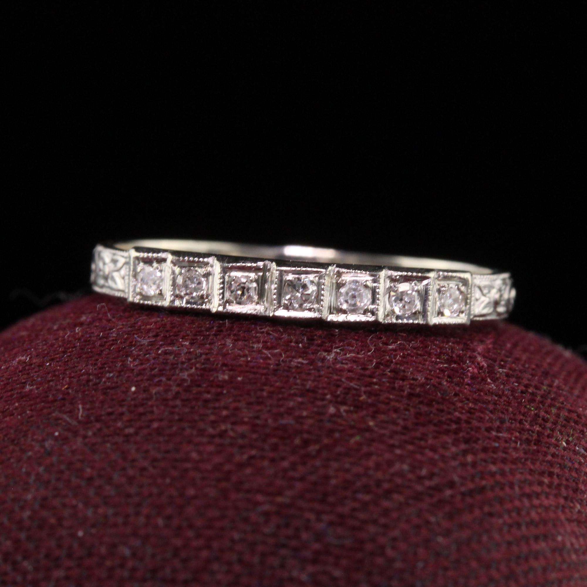 Magnifique bague ancienne Art Deco en or blanc 18K O Romance Diamond Wedding Band. Cette magnifique alliance est réalisée en or blanc 18 carats. L'anneau comporte sept diamants de taille unique sertis dans une monture d'alliance Art déco.