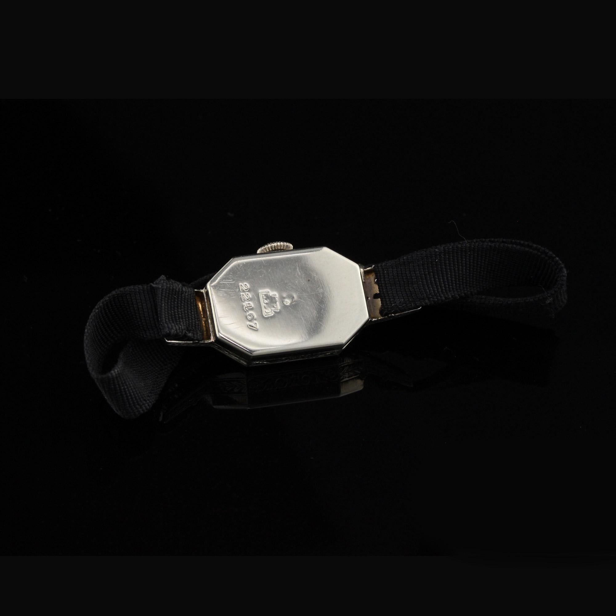 Montre de soirée Art déco ancienne réservée en or blanc 18 carats, saphirs et diamants en vente 2