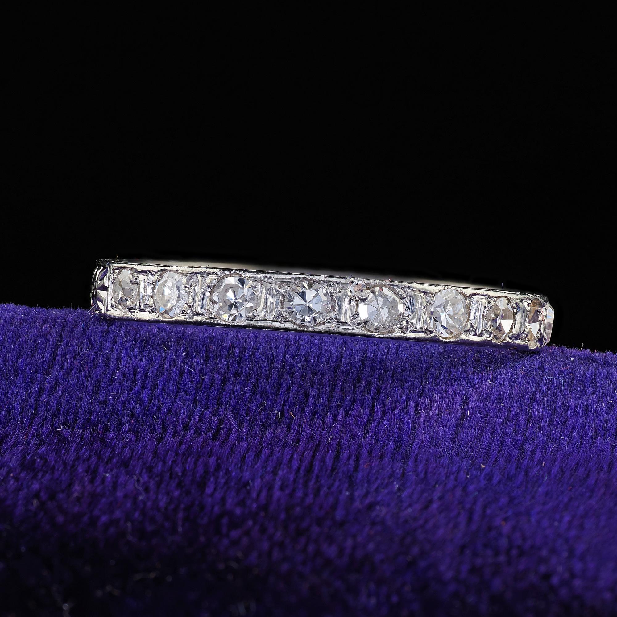 Magnifique alliance ancienne en or blanc 18K gravée d'un diamant taille unique. Cette magnifique alliance Art déco en diamant est réalisée en or blanc 18 carats. La bague est ornée de diamants taille unique sertis sur le dessus de l'anneau. L'anneau