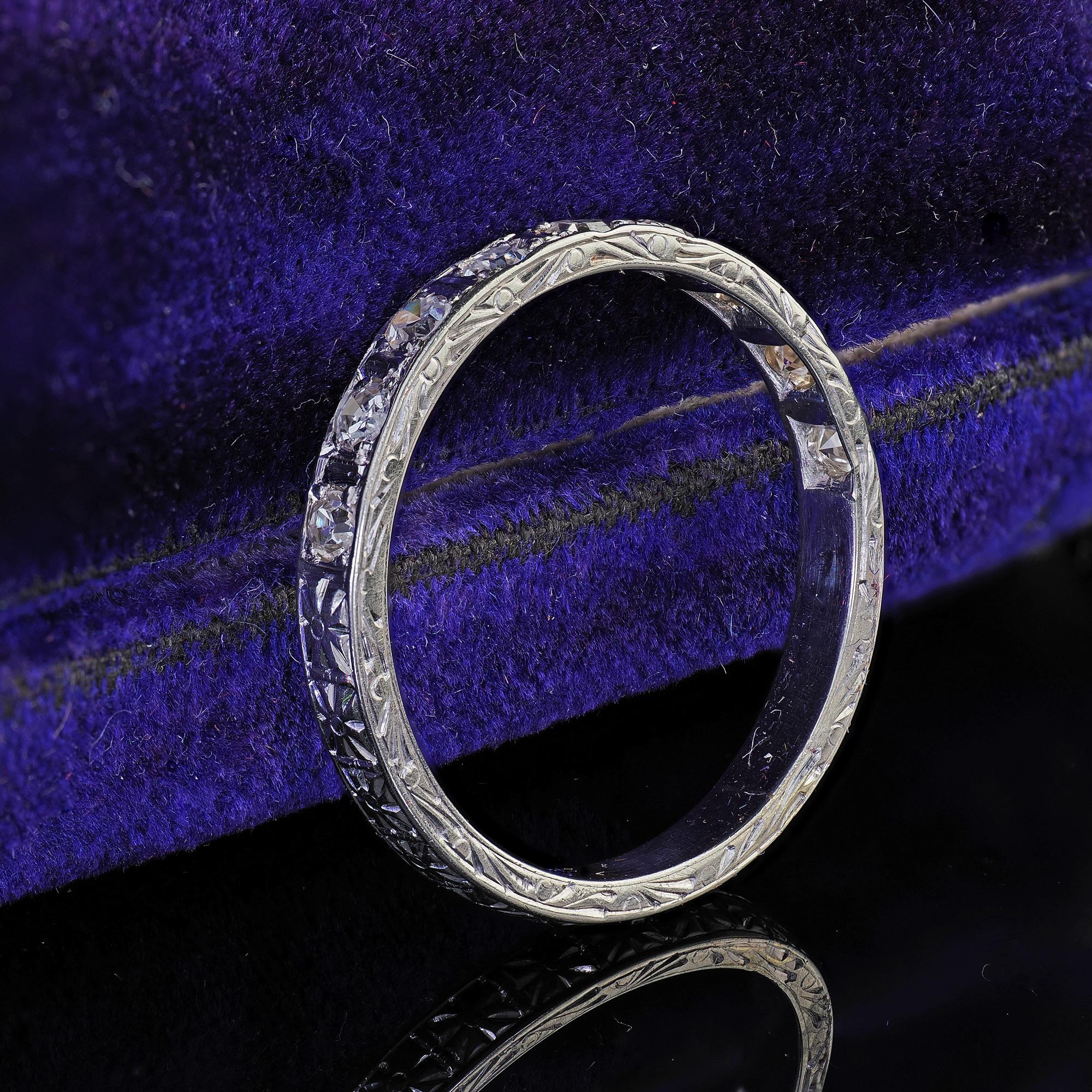 Taille simple Alliance Art déco ancienne gravée en or blanc 18 carats avec diamants taille unique en vente