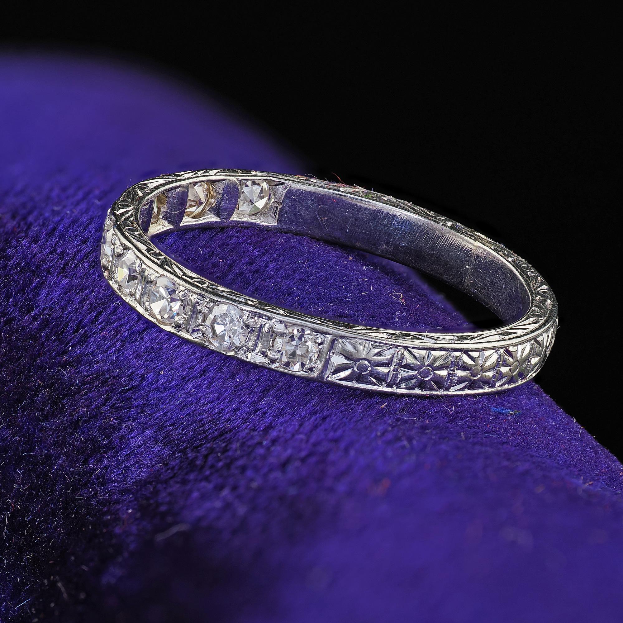 Alliance Art déco ancienne gravée en or blanc 18 carats avec diamants taille unique Pour femmes en vente