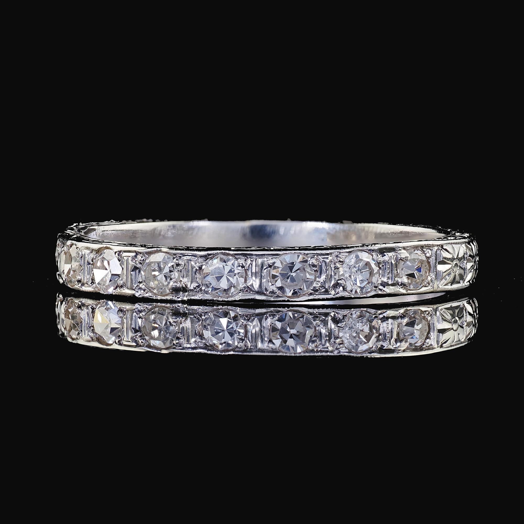 Alliance Art déco ancienne gravée en or blanc 18 carats avec diamants taille unique en vente 1