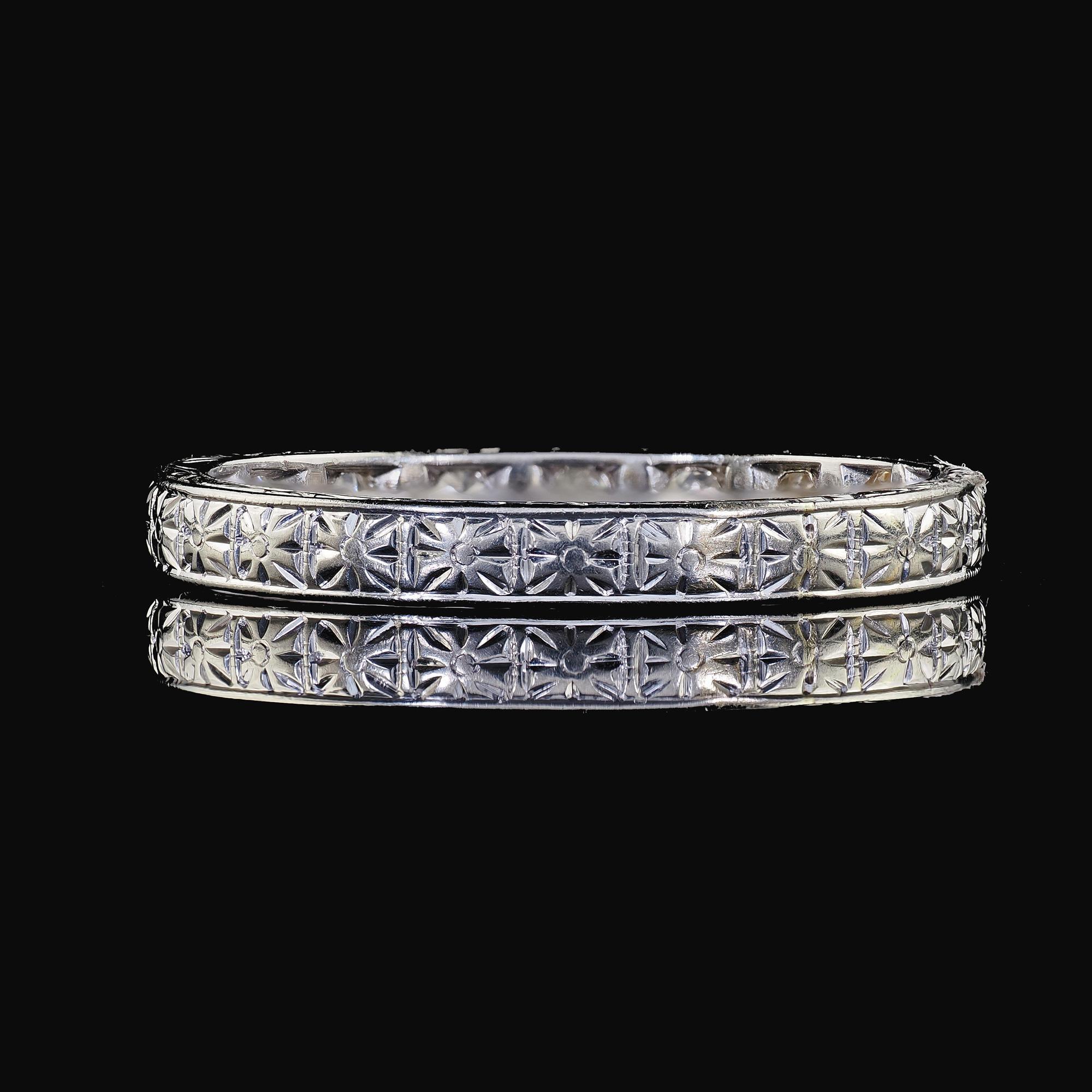 Alliance Art déco ancienne gravée en or blanc 18 carats avec diamants taille unique en vente 2