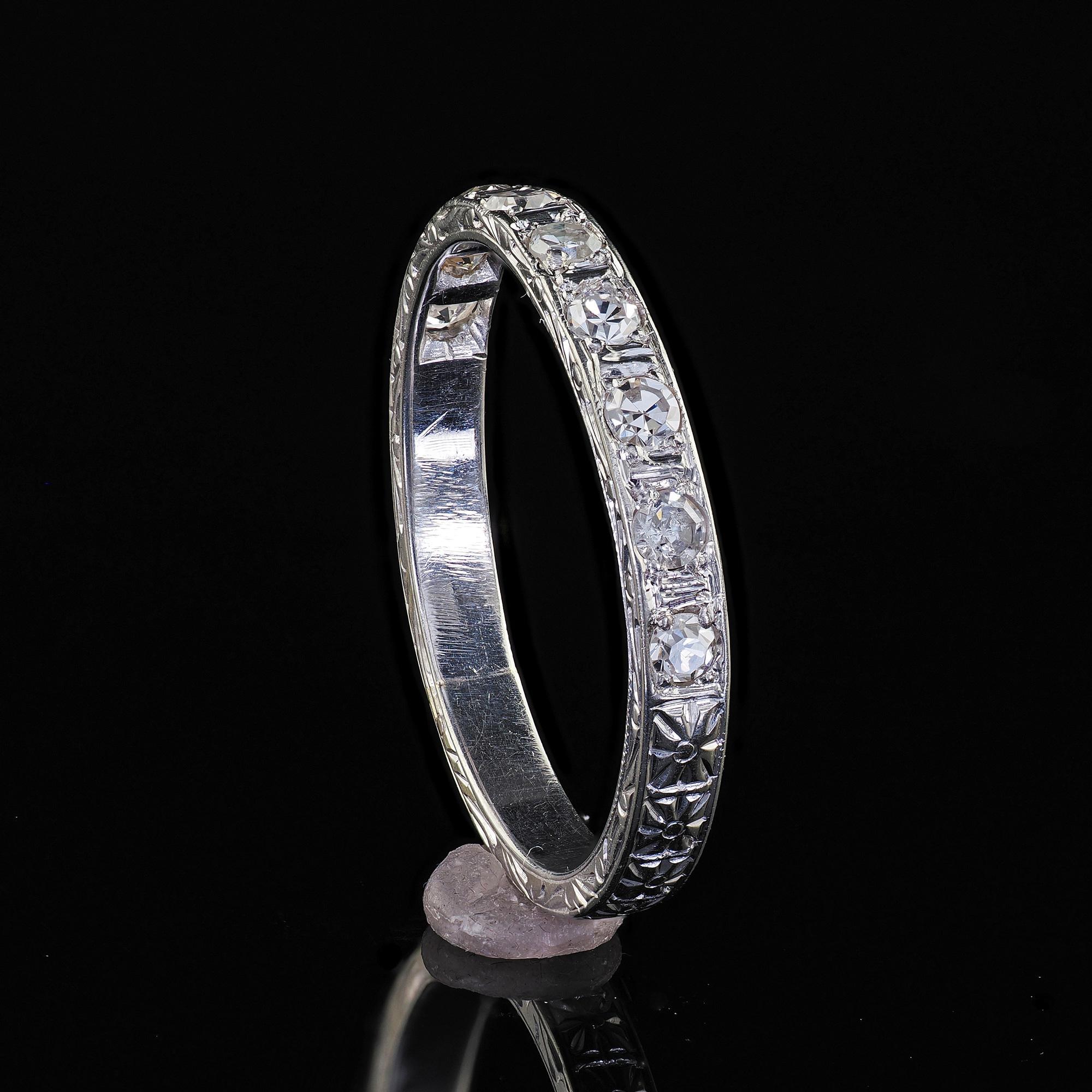 Alliance Art déco ancienne gravée en or blanc 18 carats avec diamants taille unique en vente 3
