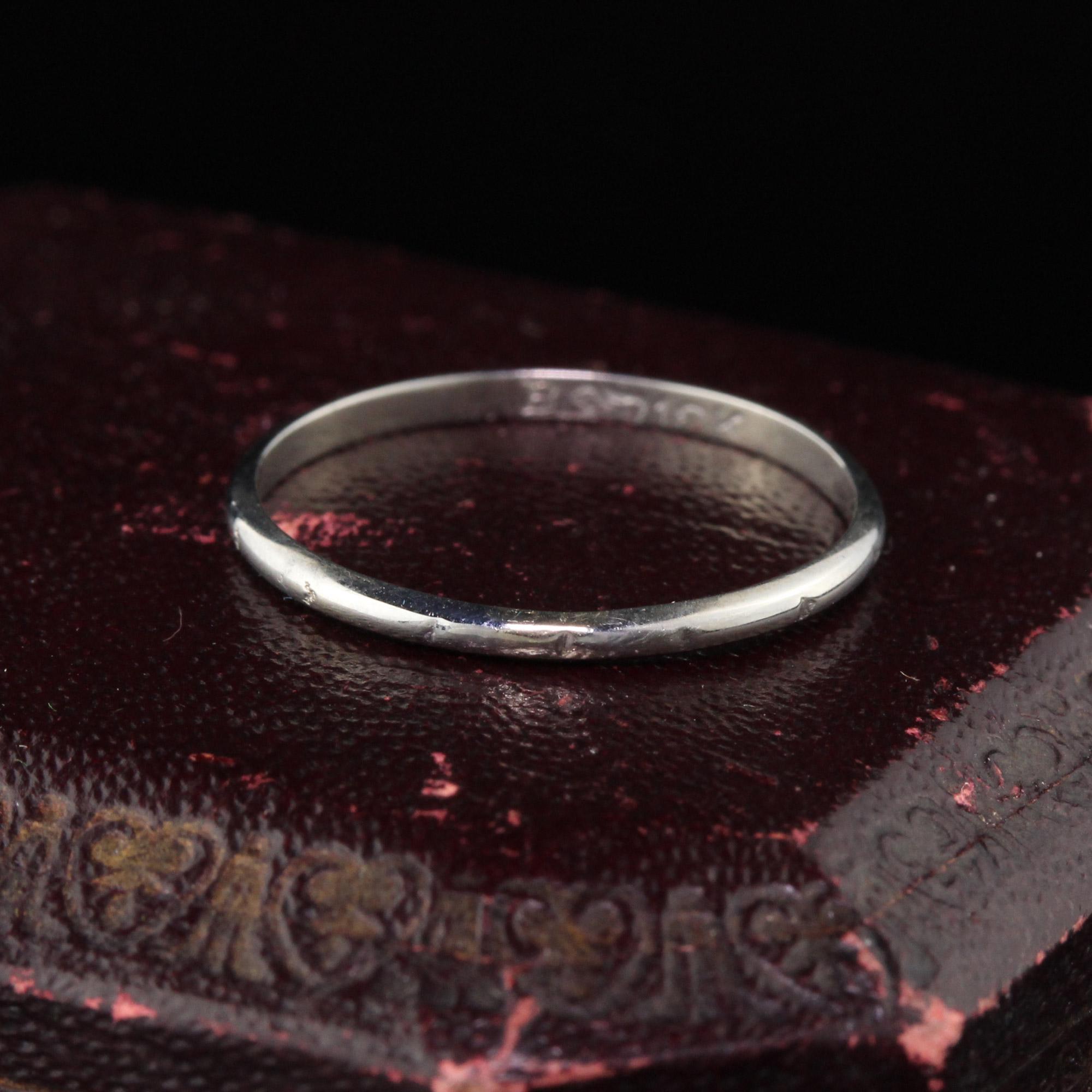 Wunderschöner Ehering aus 18 Karat Weißgold, perfekt zum Stapeln.

#R0361

Metall: 18K Weißgold 

Gewicht: 0,9 Gramm

Ringgröße: 6 1/4

Dieser Ring kann gegen eine Gebühr von $50 in der Größe angepasst werden!

*Bitte beachten Sie, dass wir keine