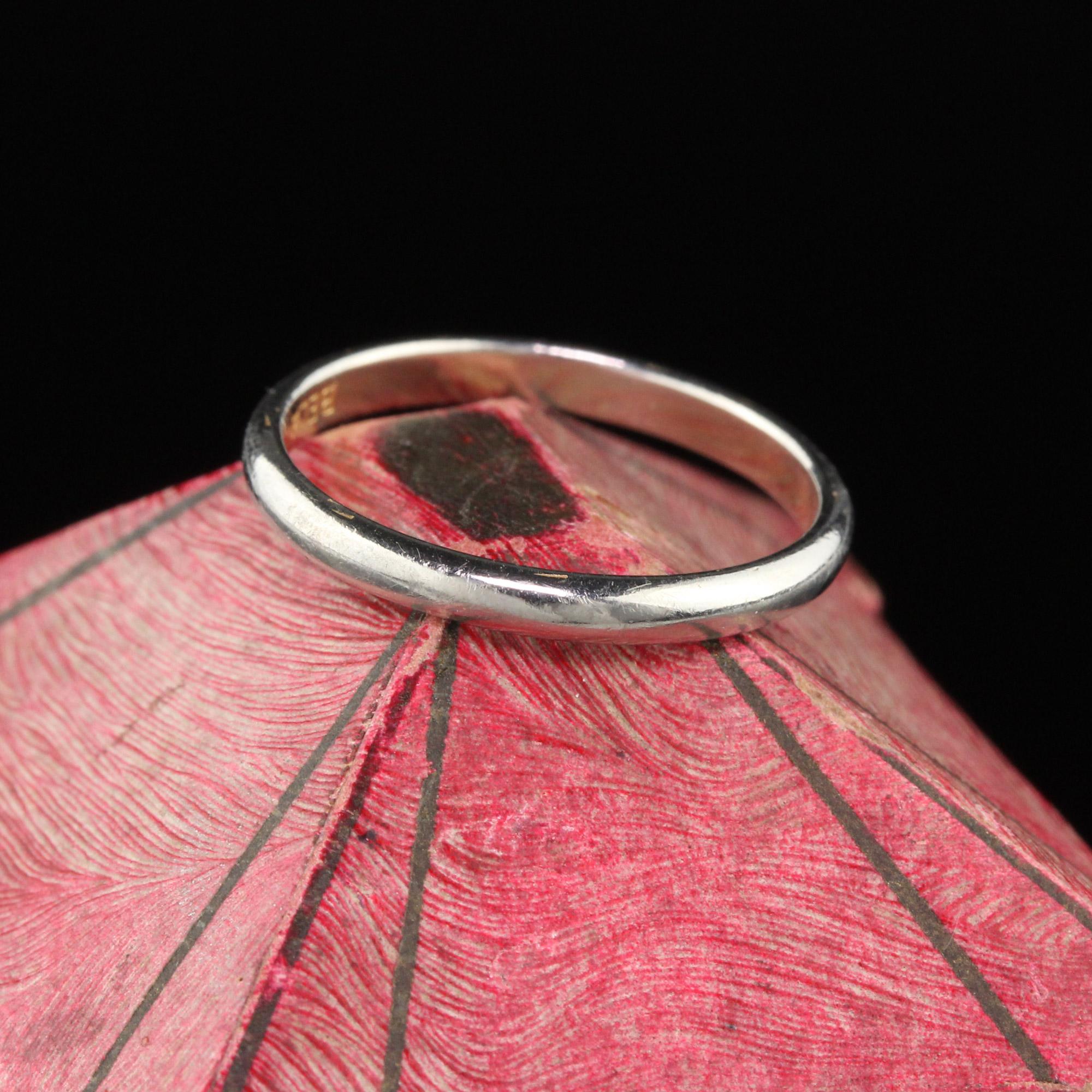 Ein perfektes Art Deco Hochzeitsband, sehr einfach und perfekt zum Stapeln. 

#R0358

Metall: 18K Weißgold

Gewicht: 2,1 Gramm

Ringgröße: 6 1/2

Dieser Ring kann gegen eine Gebühr von $50 in der Größe angepasst werden!

*Bitte beachten Sie, dass