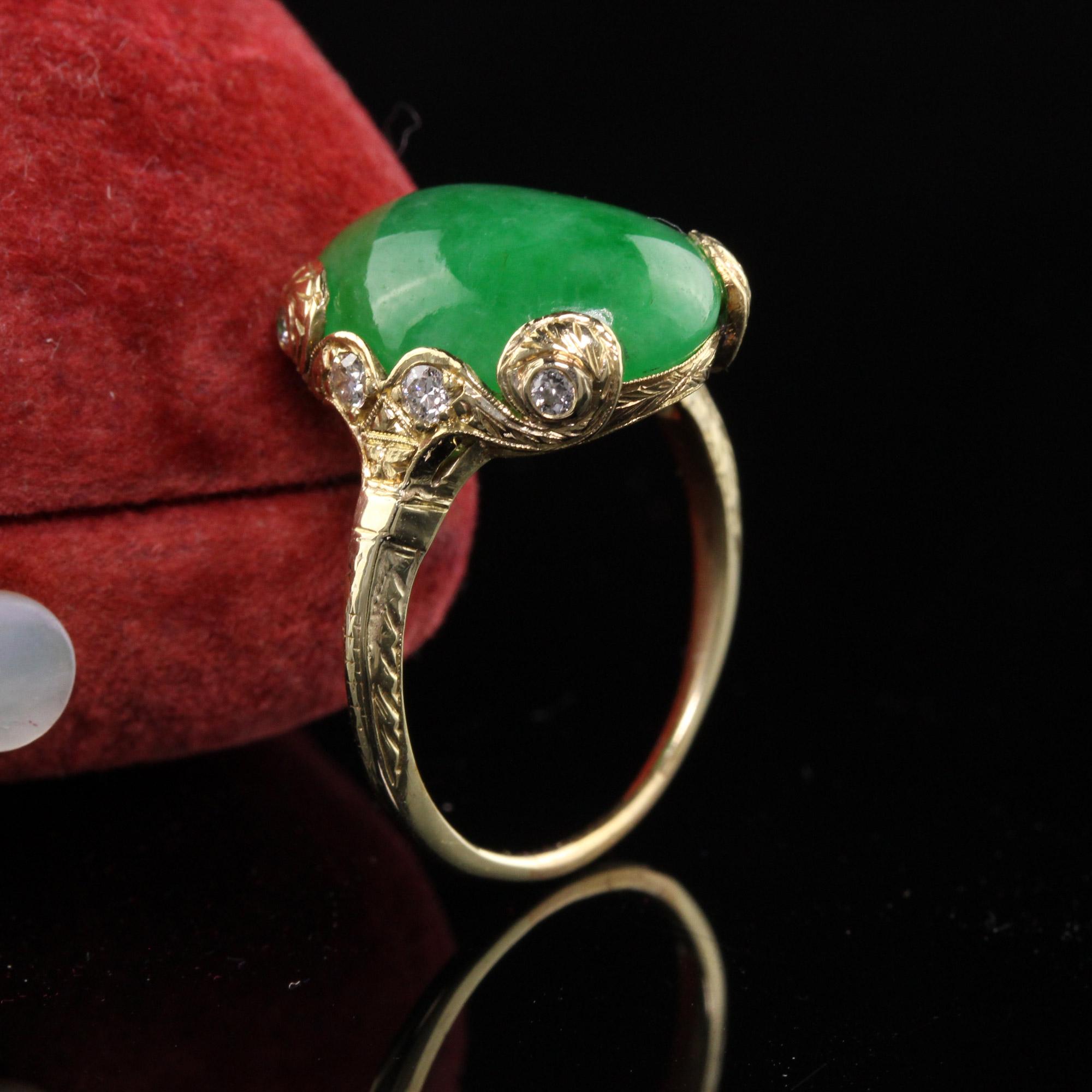 Antiker Art Deco-Ring aus 18 Karat Gelbgold mit Cabochon-Jade und altem europäischem Diamanten (Art déco) im Angebot