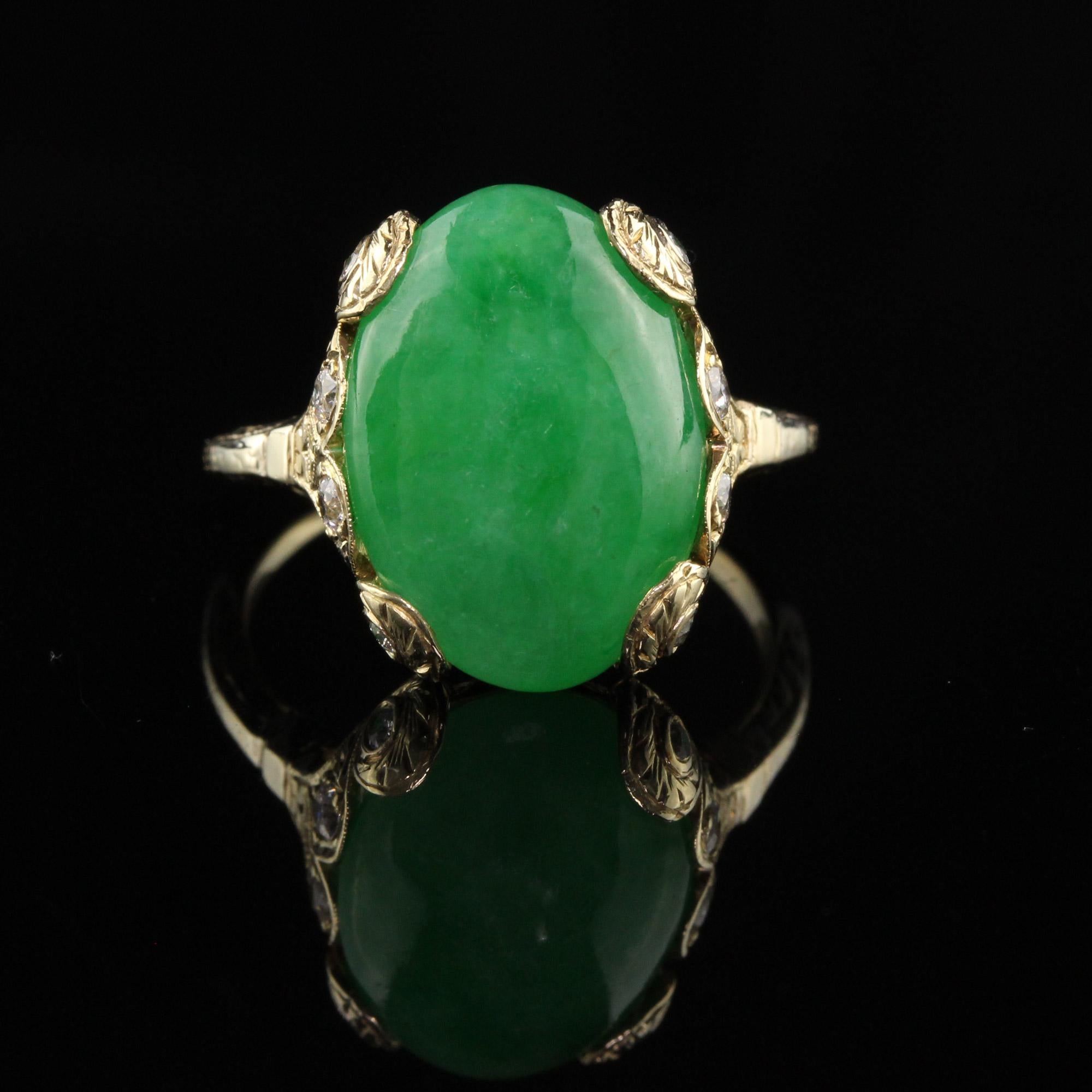 Antiker Art Deco-Ring aus 18 Karat Gelbgold mit Cabochon-Jade und altem europäischem Diamanten (Alteuropäischer Schliff) im Angebot