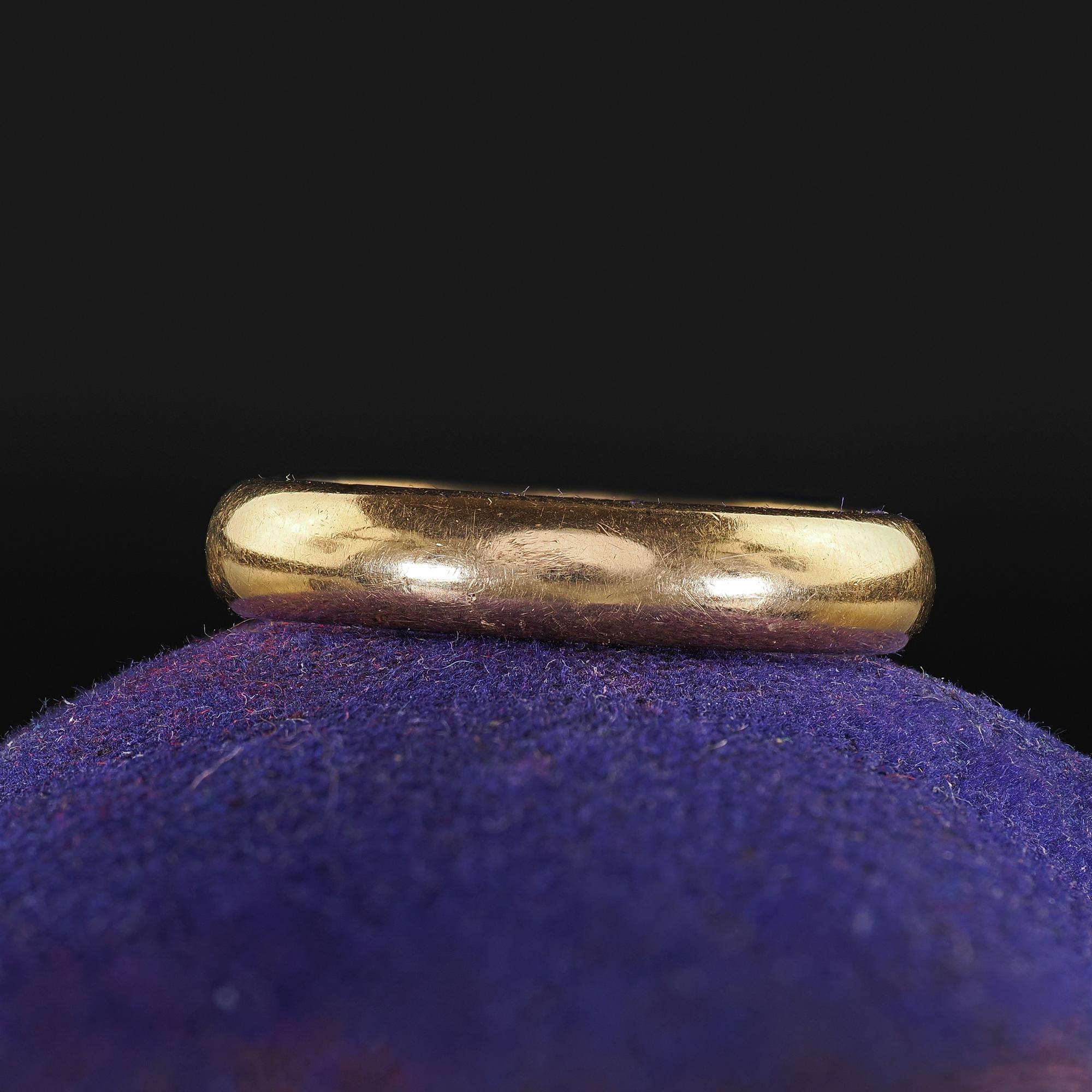 Magnifique alliance classique gravée en or jaune 18 carats de l'Arte Antiques - Circa 1917. Cette alliance classique gravée Art déco est réalisée en or jaune 18 carats. Cette bague classique présente un design traditionnel uni dans un riche or