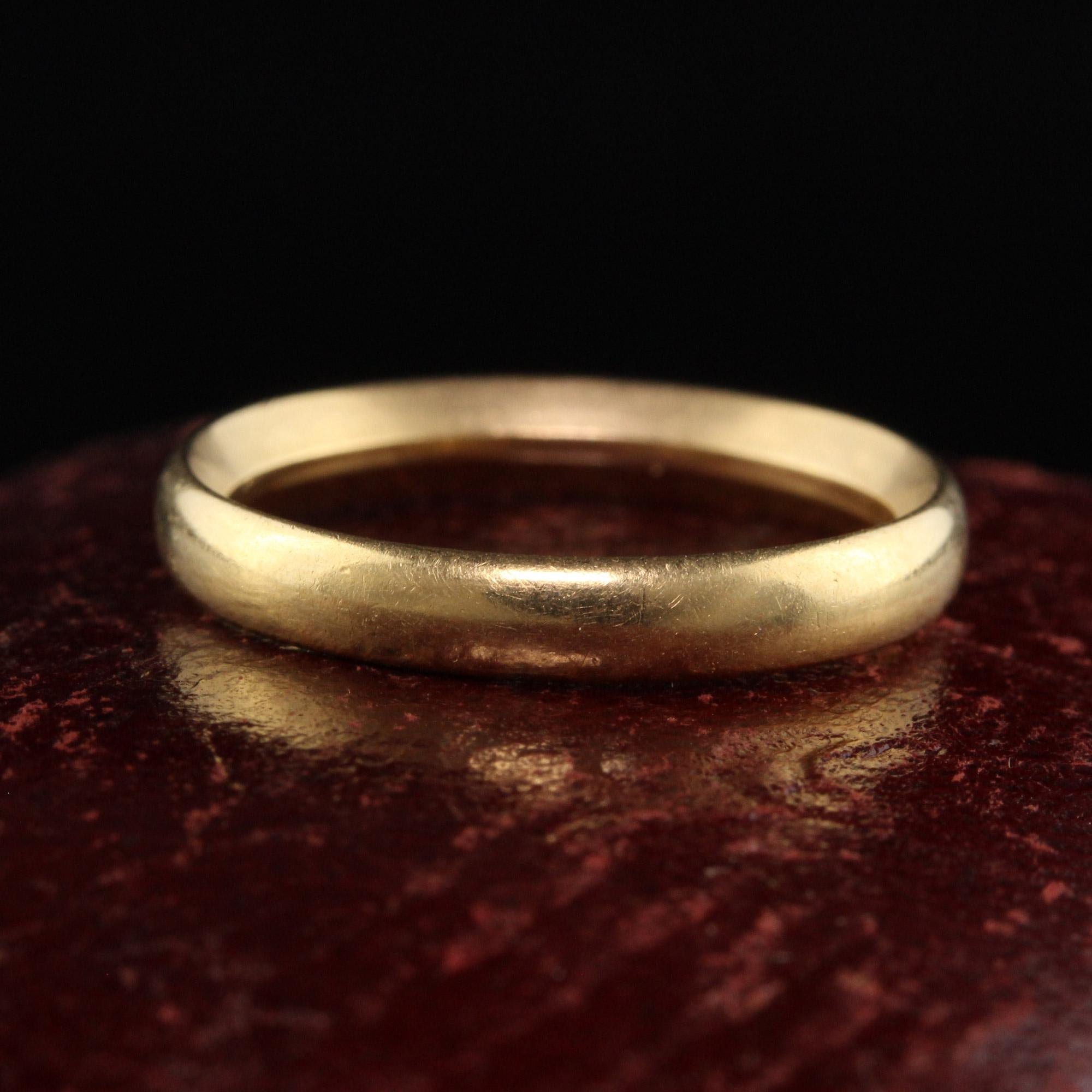 Beautiful Antique Art Deco 18K Yellow Gold Classic Wedding Band. This classic wedding band is crafted in 18K yellow gold. It has an interesting shape where it curves at an angle inwards on the inside of the band.

Item #R1217

Metal: 18K Yellow