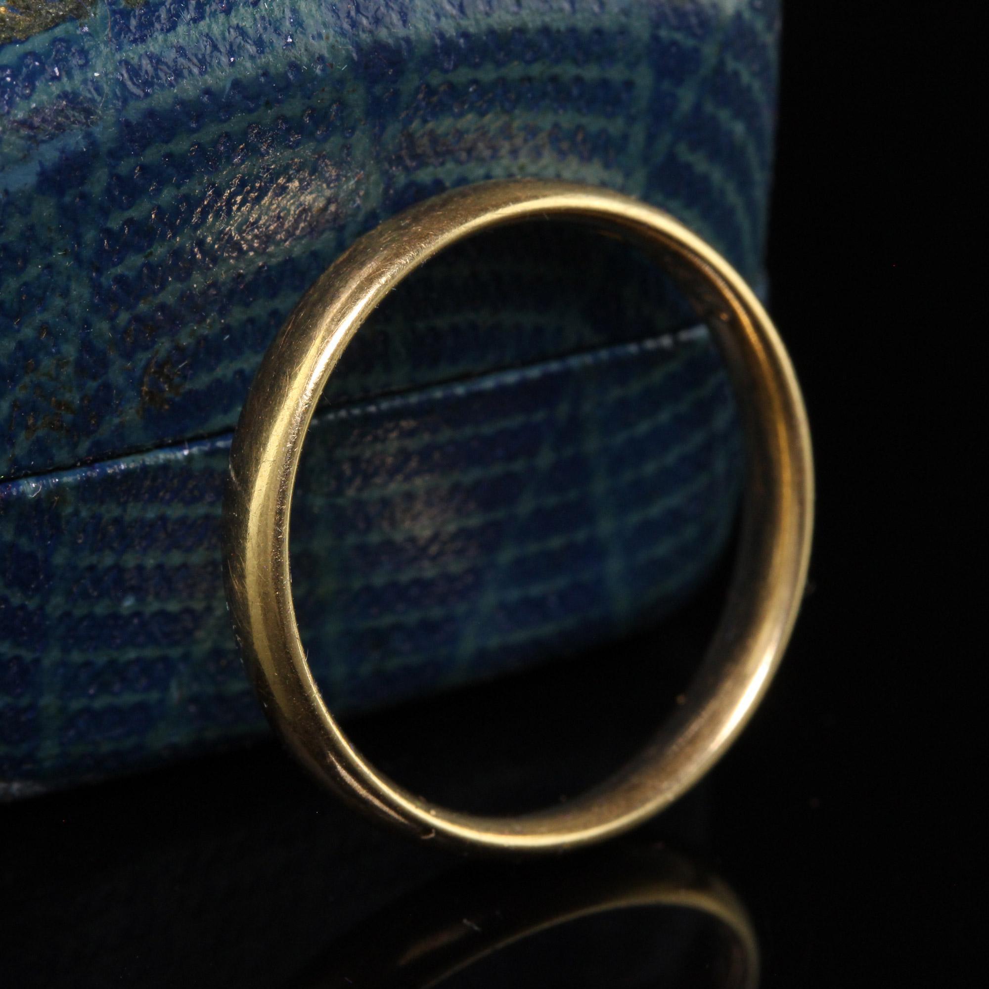 Antique Art Deco 18K Yellow Gold Classic Wedding Band - Size 8 In Good Condition For Sale In Great Neck, NY