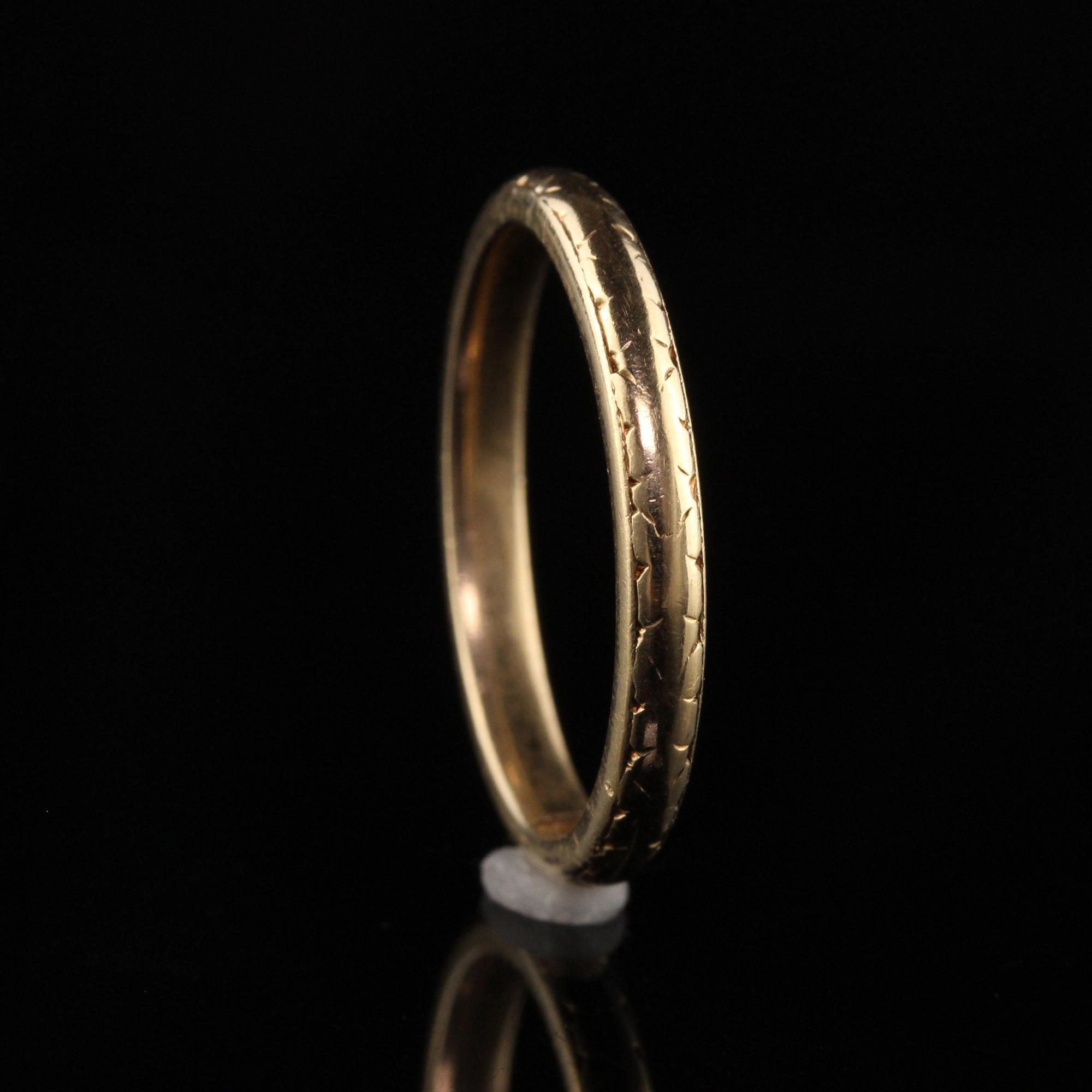 Alianza de boda antigua Art Decó de oro amarillo de 18 quilates grabada en venta 1