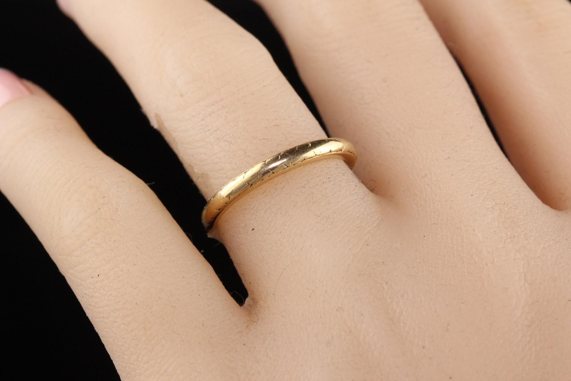 Alianza de boda antigua Art Decó de oro amarillo de 18 quilates grabada en venta 2